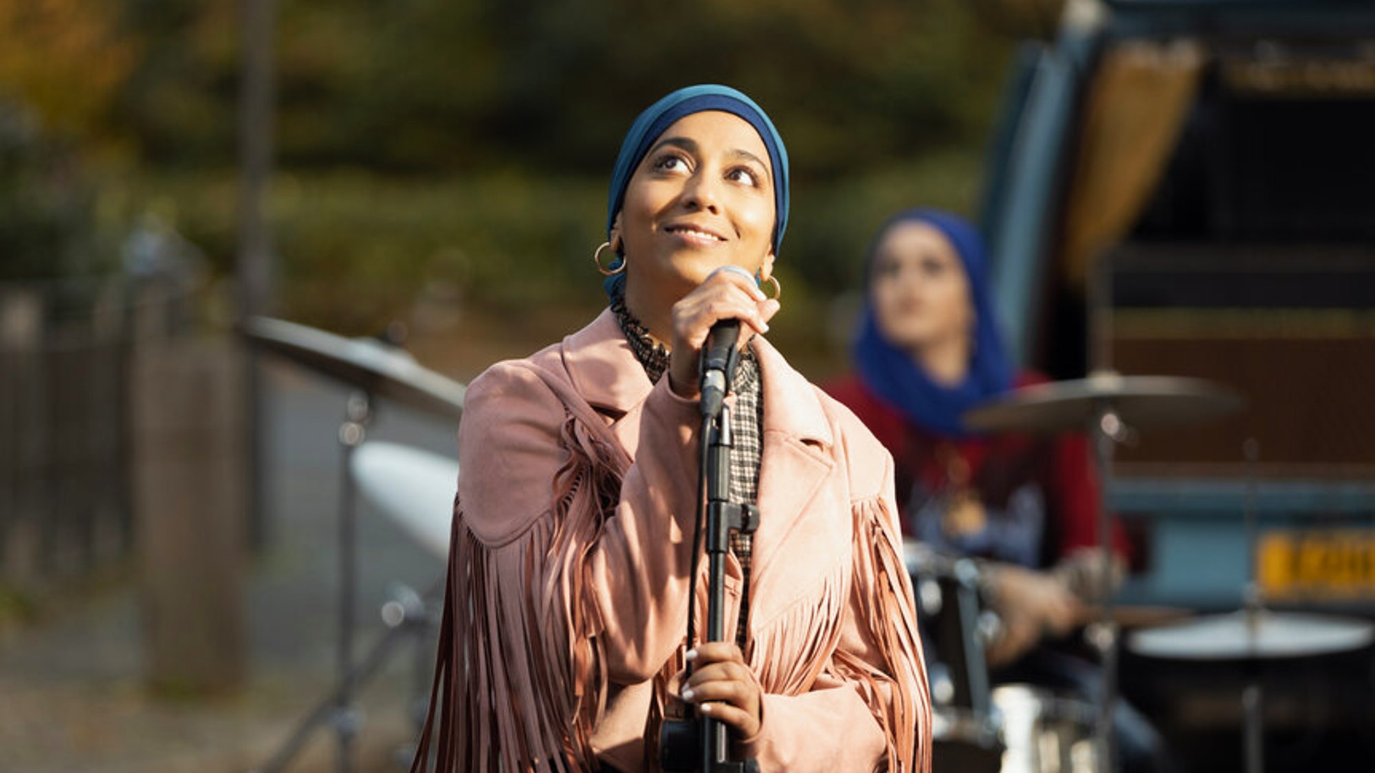 Anjana Vasan se tient devant le micro dans la saison 2 de We Are Lady Parts