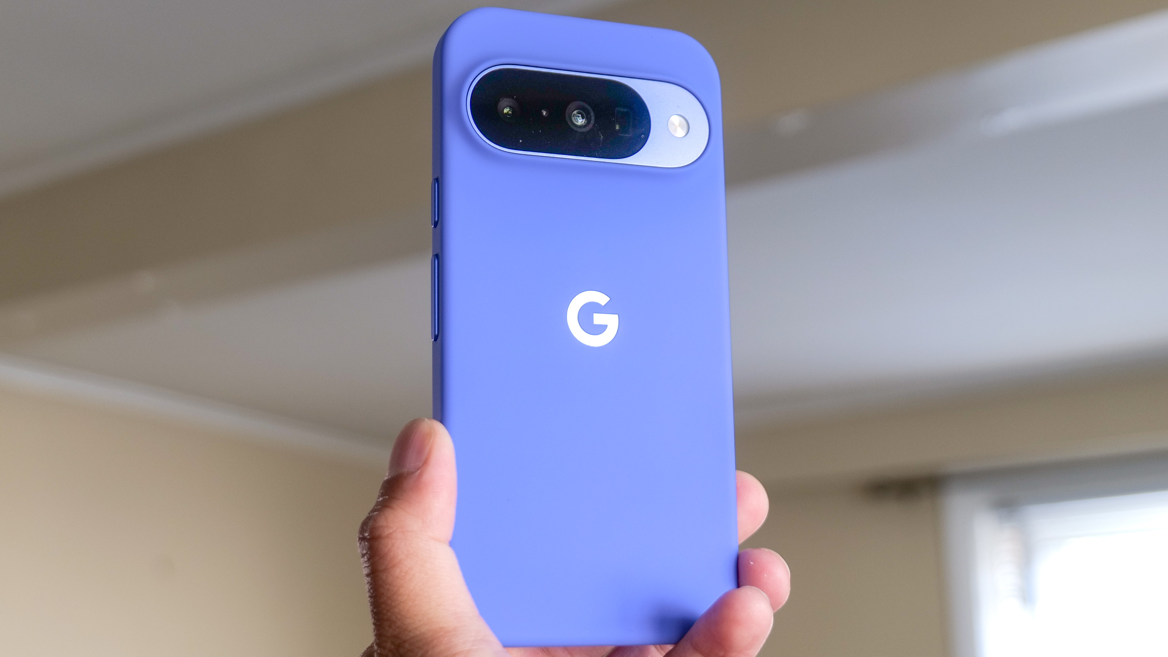 Google Pixel 10 en main.