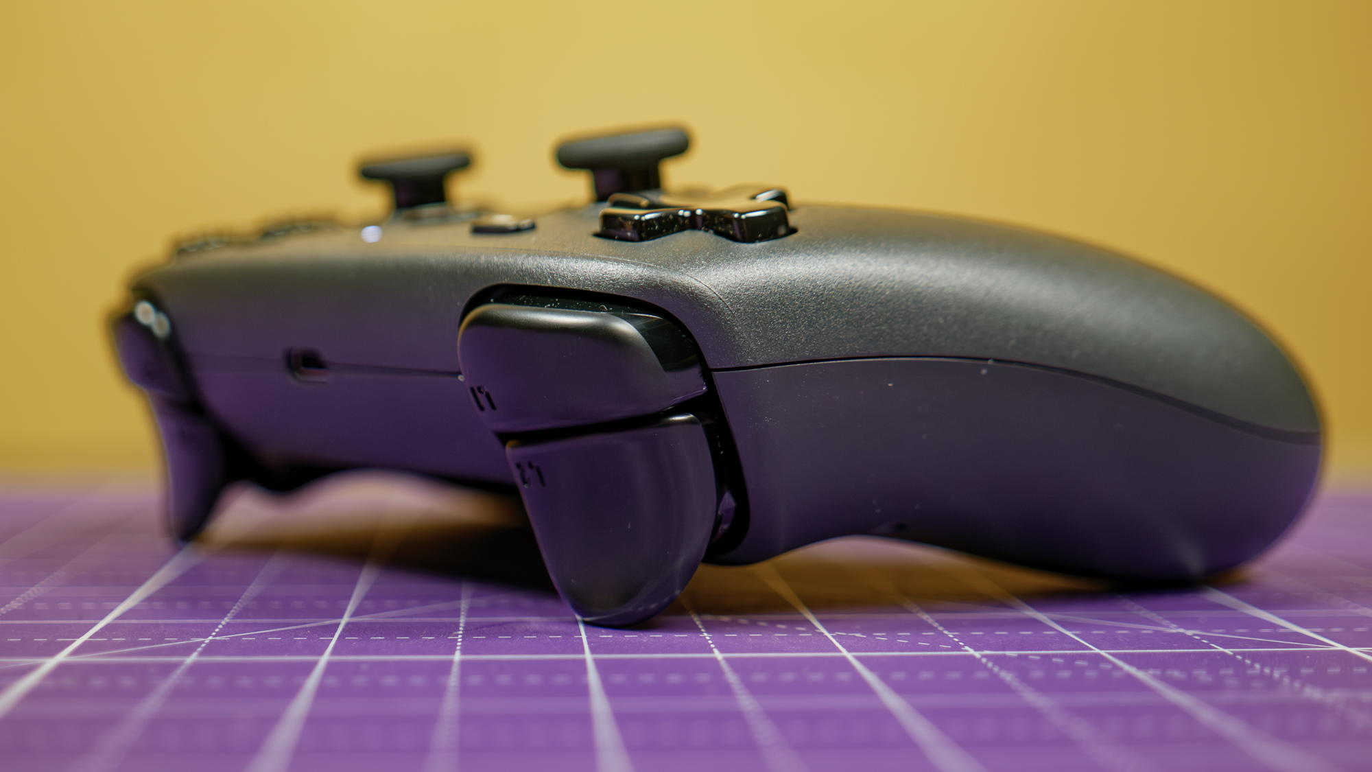 Le Steam Controller à plat sur un bureau.