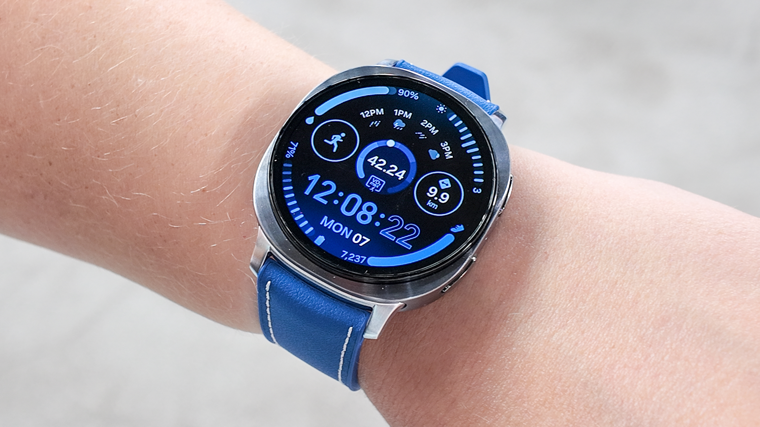 Gros plan de la Samsung Galaxy Watch 8 au poignet de l'écrivain