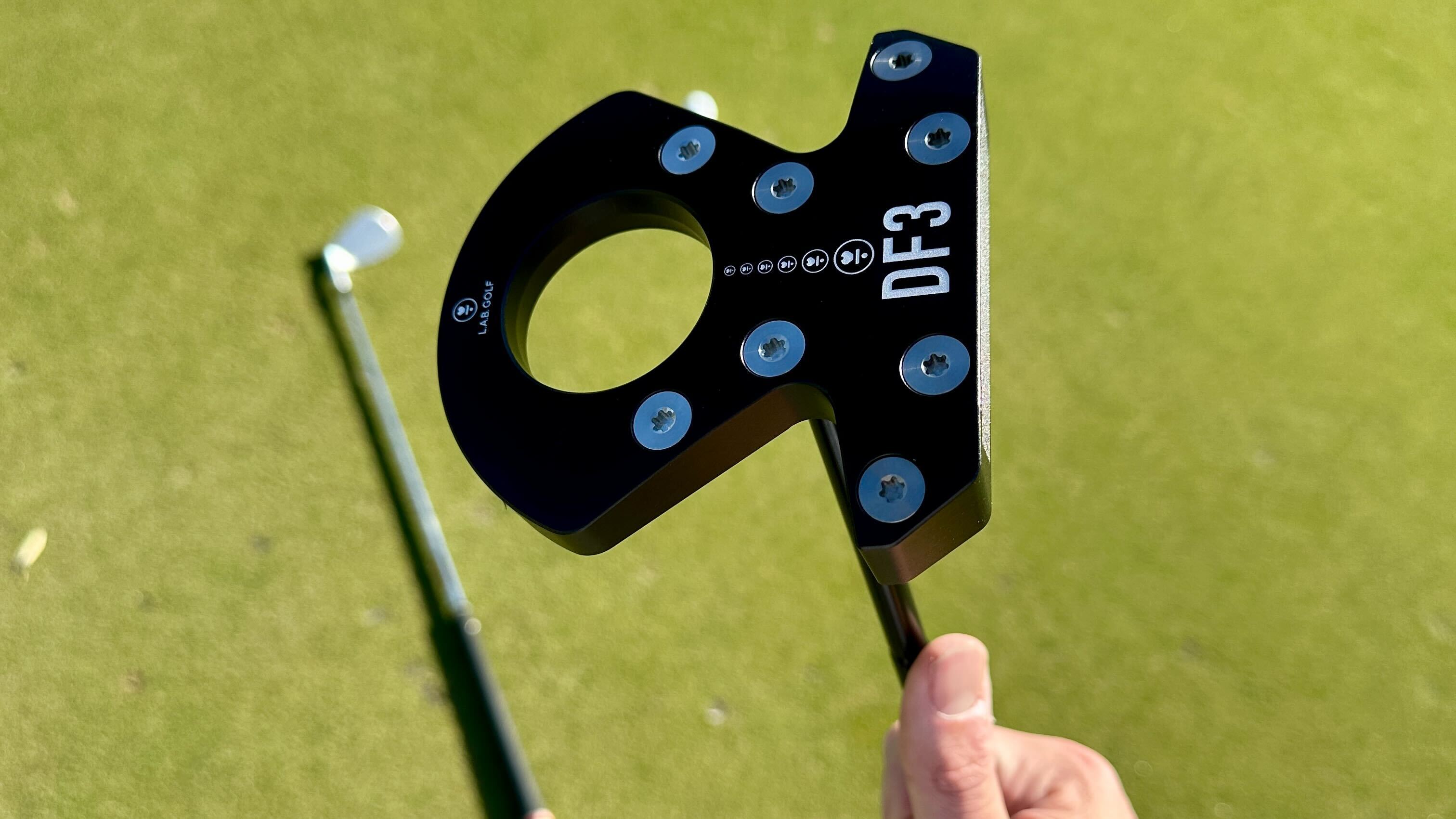 Tenir le putter LAB