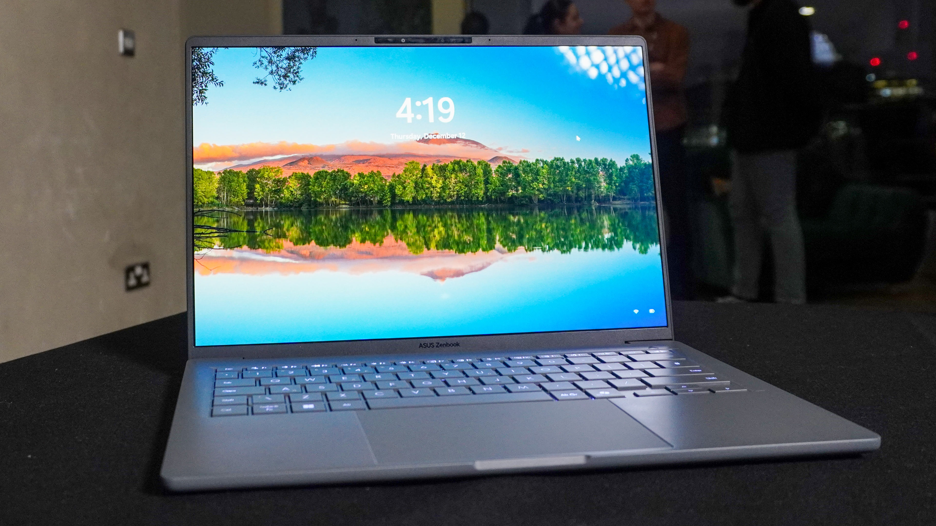 Asus Zenbook A14 sur une table avec l'écran allumé au CES 2025