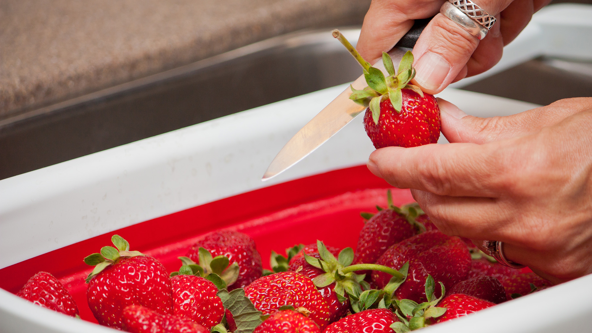 Couper le dessus des fraises