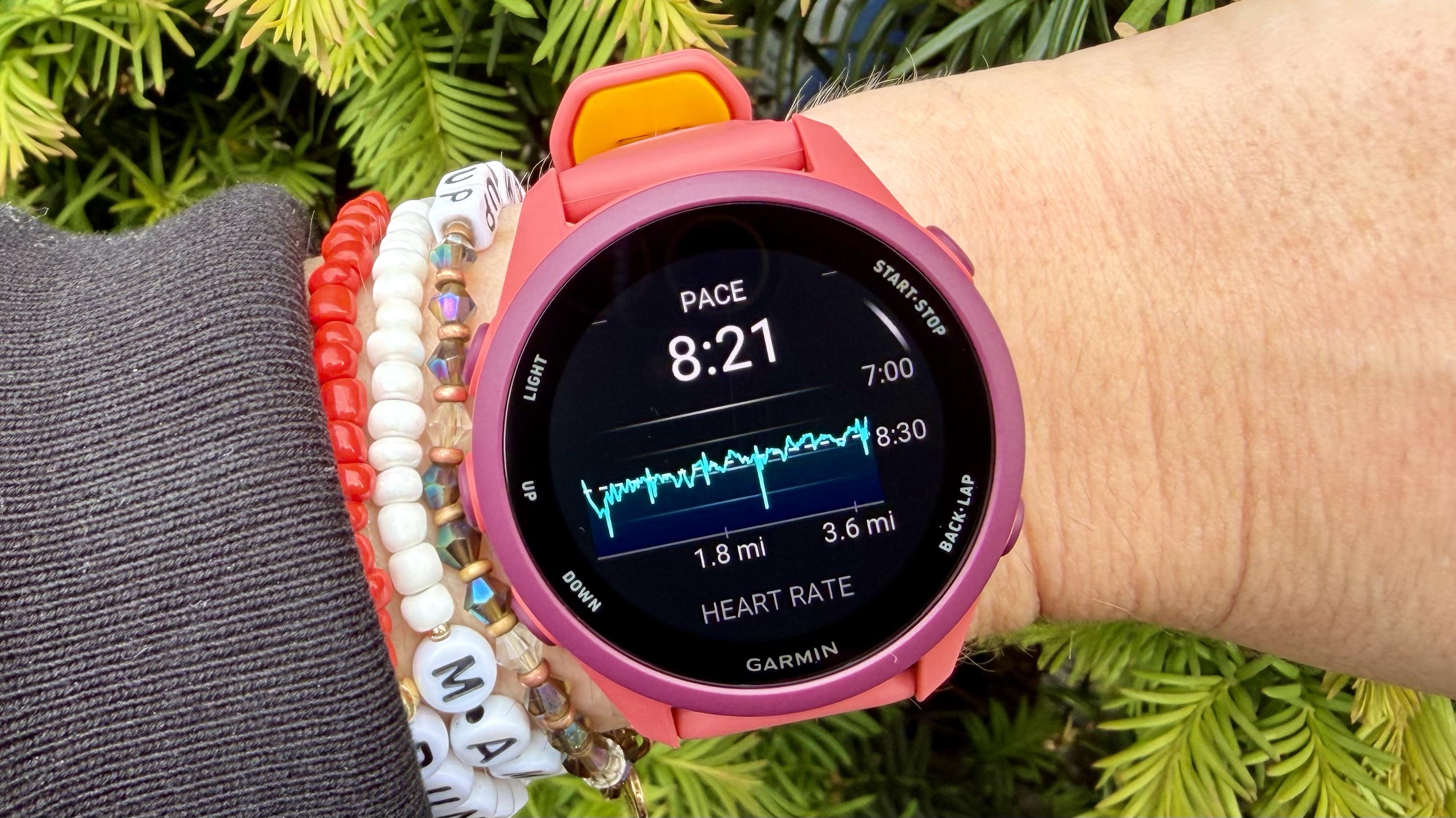 une photo du Garmin Forerunner 170 au poignet