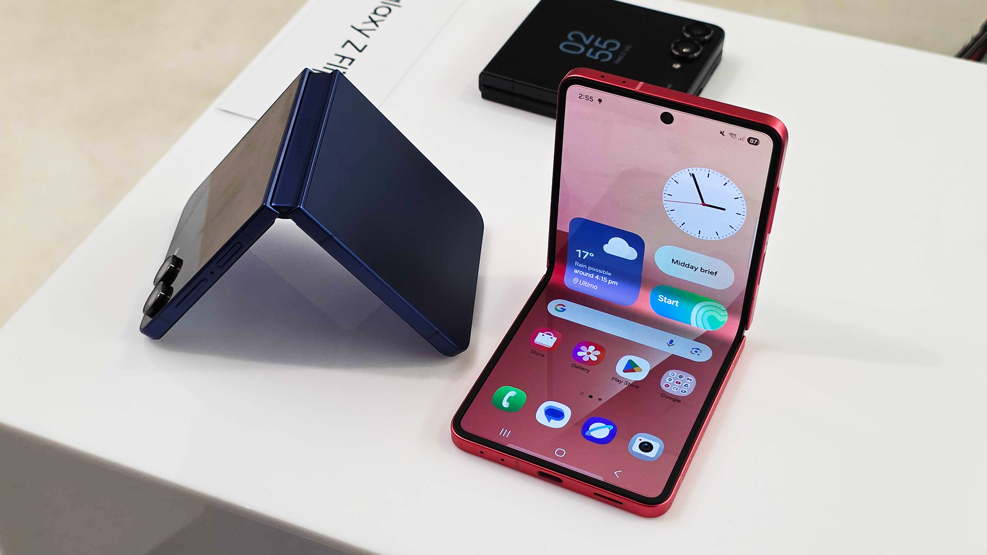 Samsung Galaxy Z Flip 7 en plusieurs couleurs sur le comptoir