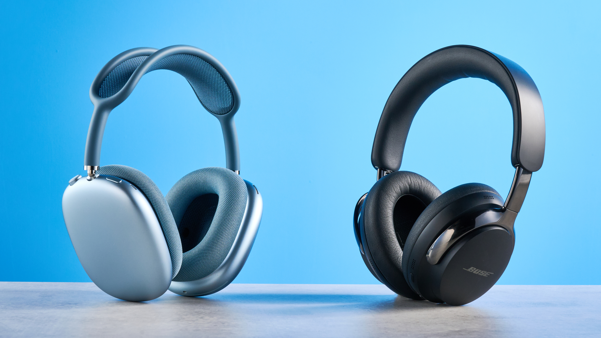le casque bose quietcomfort ultra gen 2 en noir photographié sur un fond bleu tom's guide