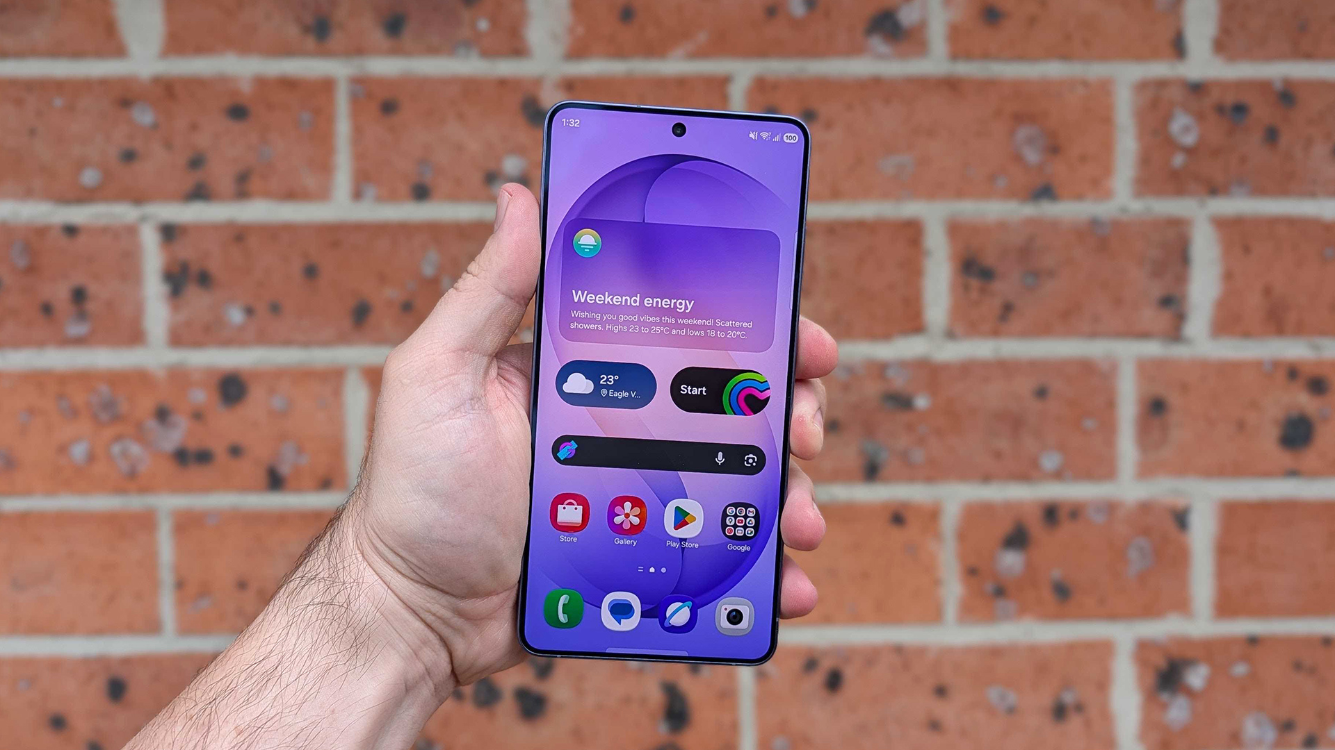 Vue de face du Samsung Galaxy S26 Ultra appuyé contre un mur de briques