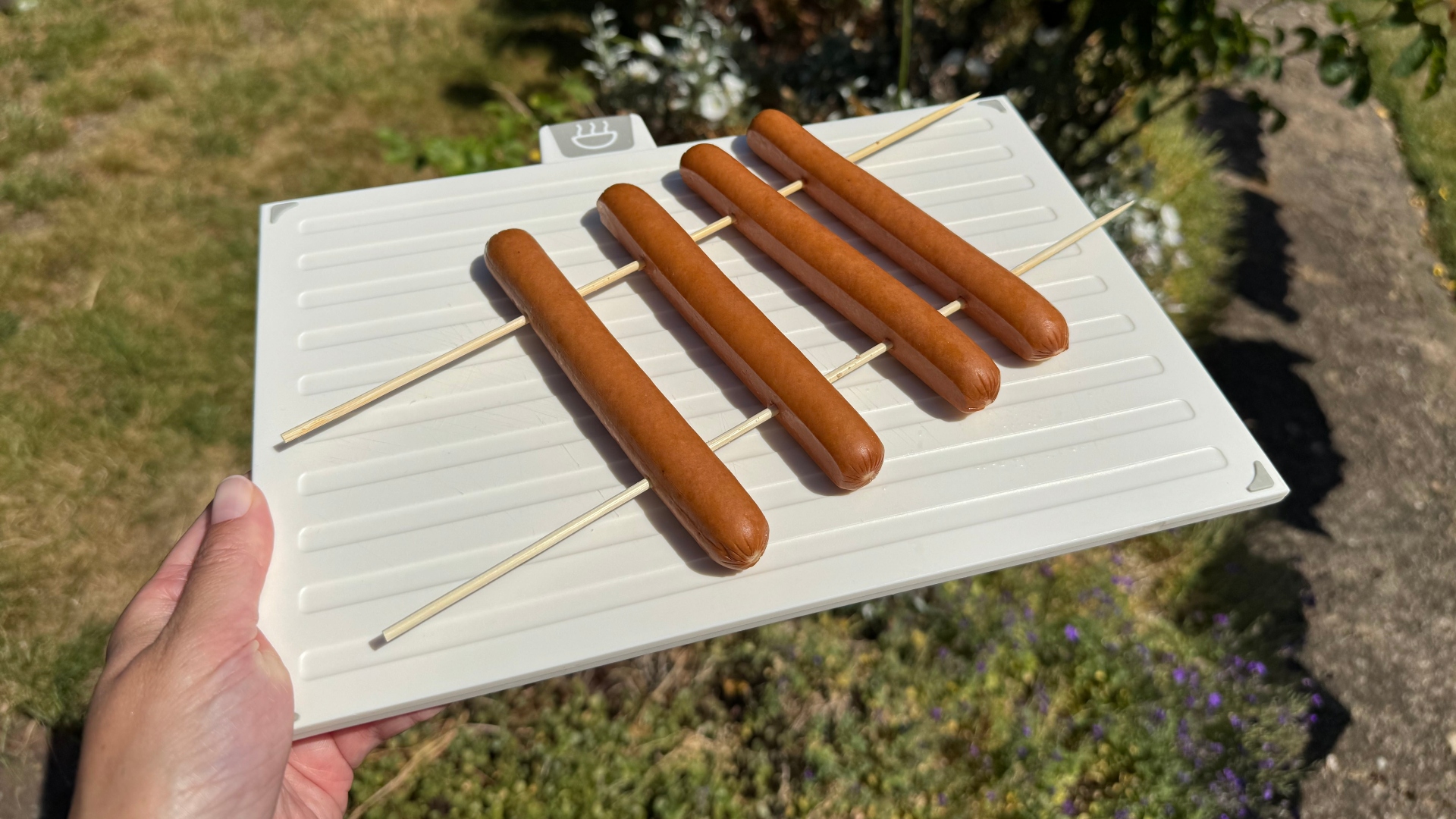 Hot-dogs et brochettes sur une planche à découper
