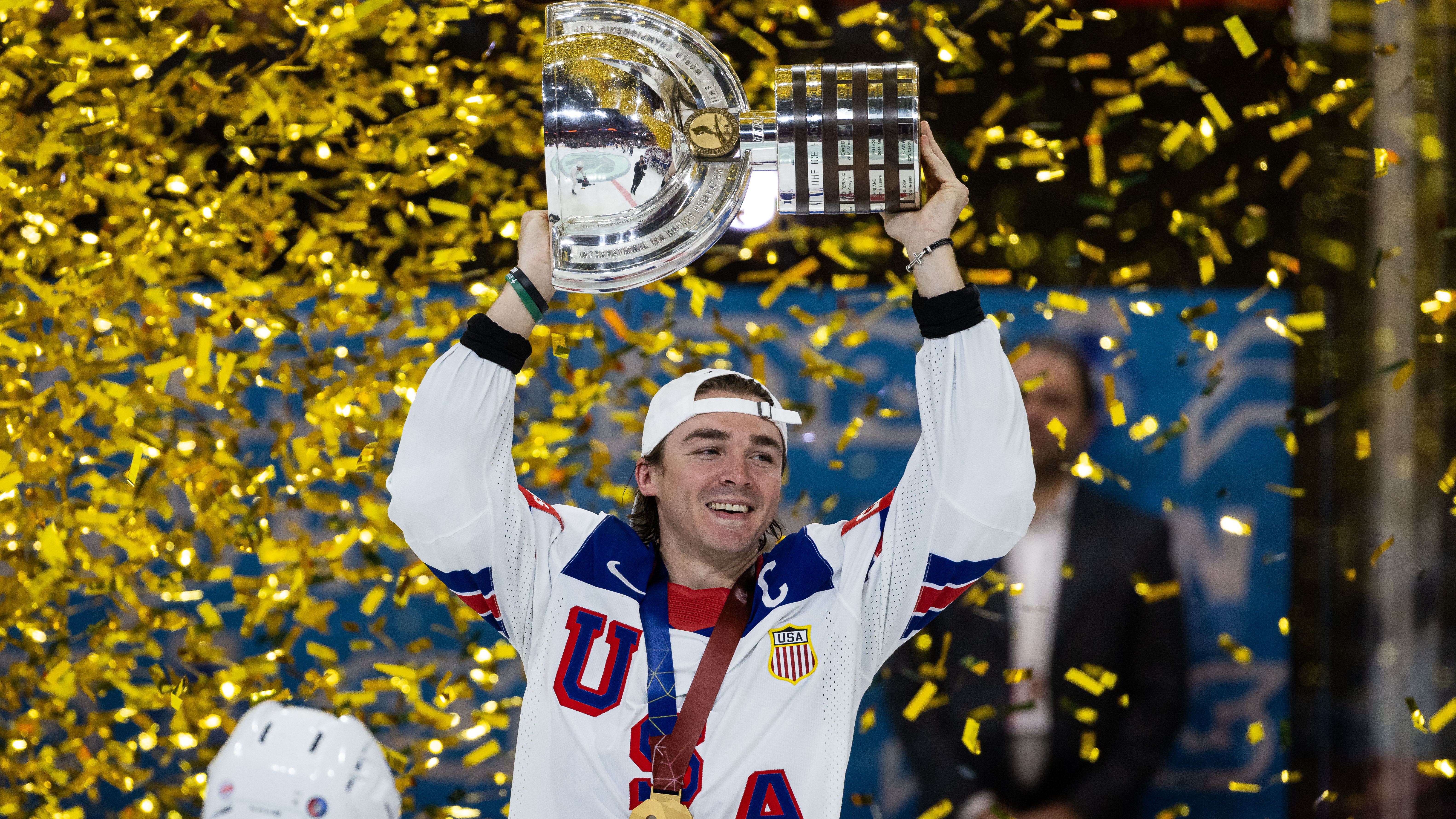 Le capitaine Clayton Keller #9 de l'équipe américaine soulève le trophée de l'IIHF après le match du Championnat du monde de hockey sur glace 2025 entre la Suisse et les États-Unis