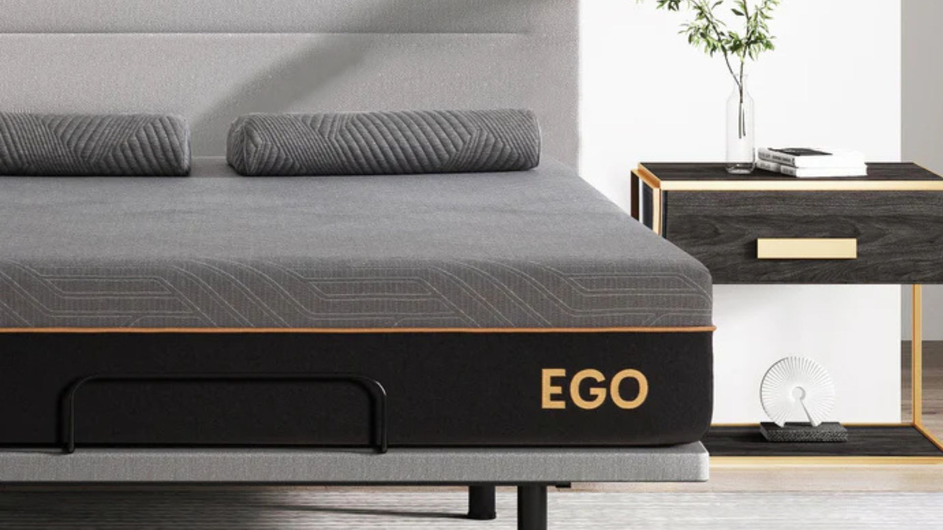 L'EGOHOME Noir 12" Matelas hybride sur un cadre de lit à profil bas dans un matelas moderne.