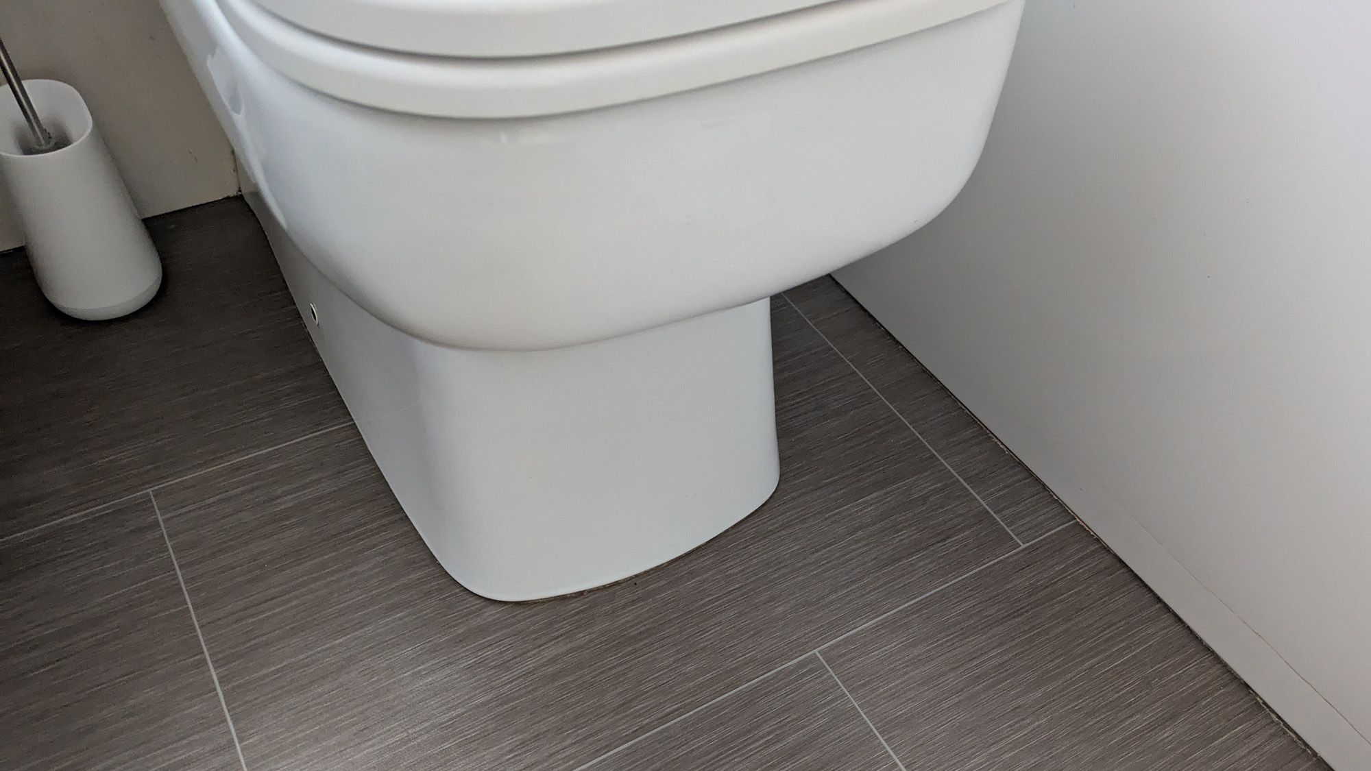 Surface de base autour des toilettes