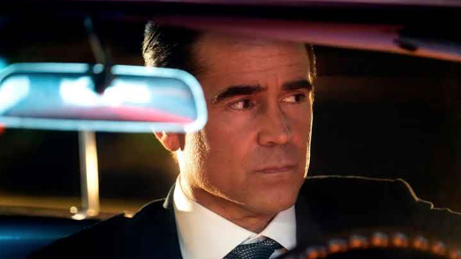 Colin Farrell dans le rôle du détective John Sugar, vêtu d'un costume et assis dans une voiture tout en ayant l'air pensif dans la nouvelle émission