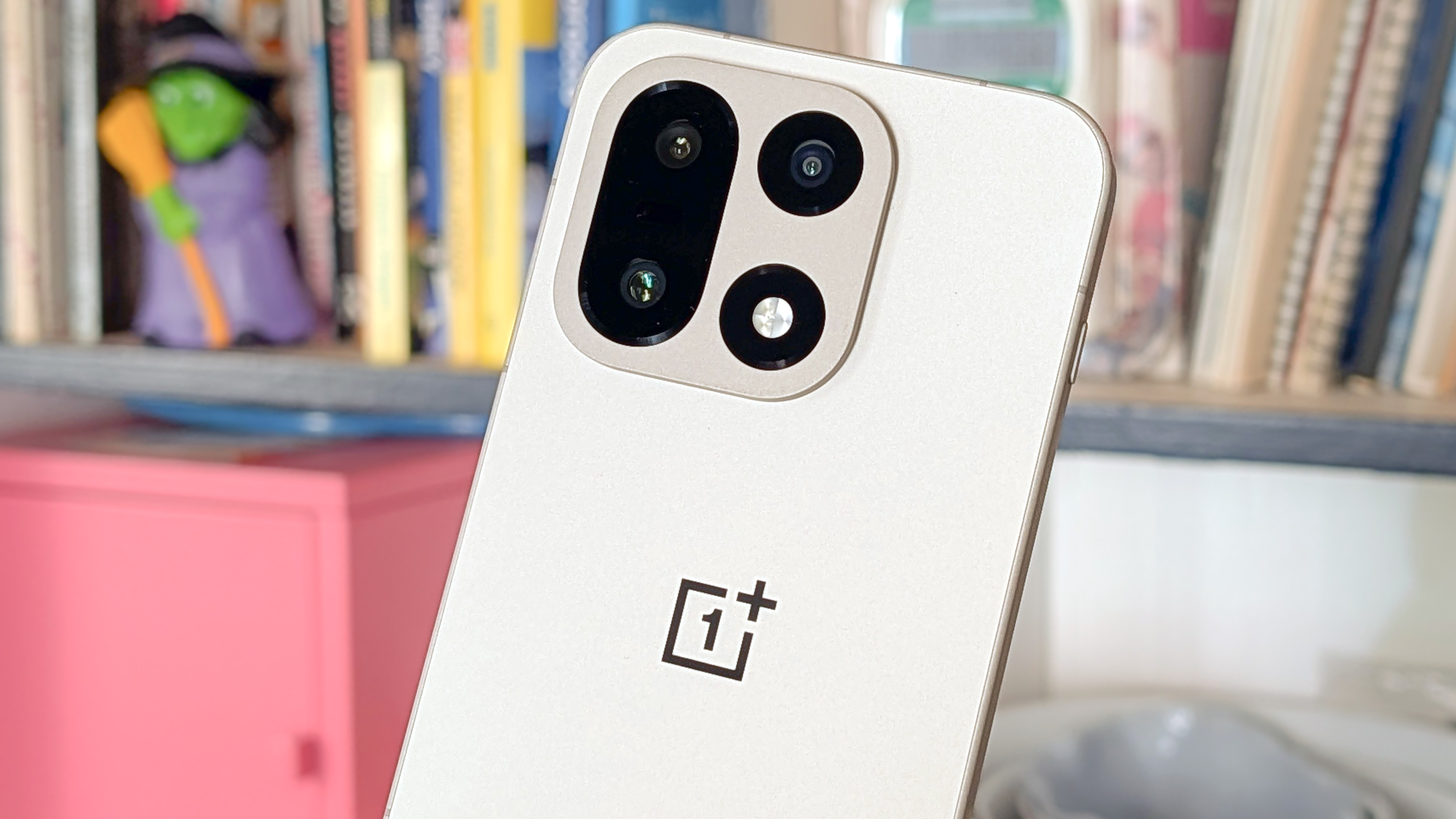 OnePlus 15 montrant des caméras.