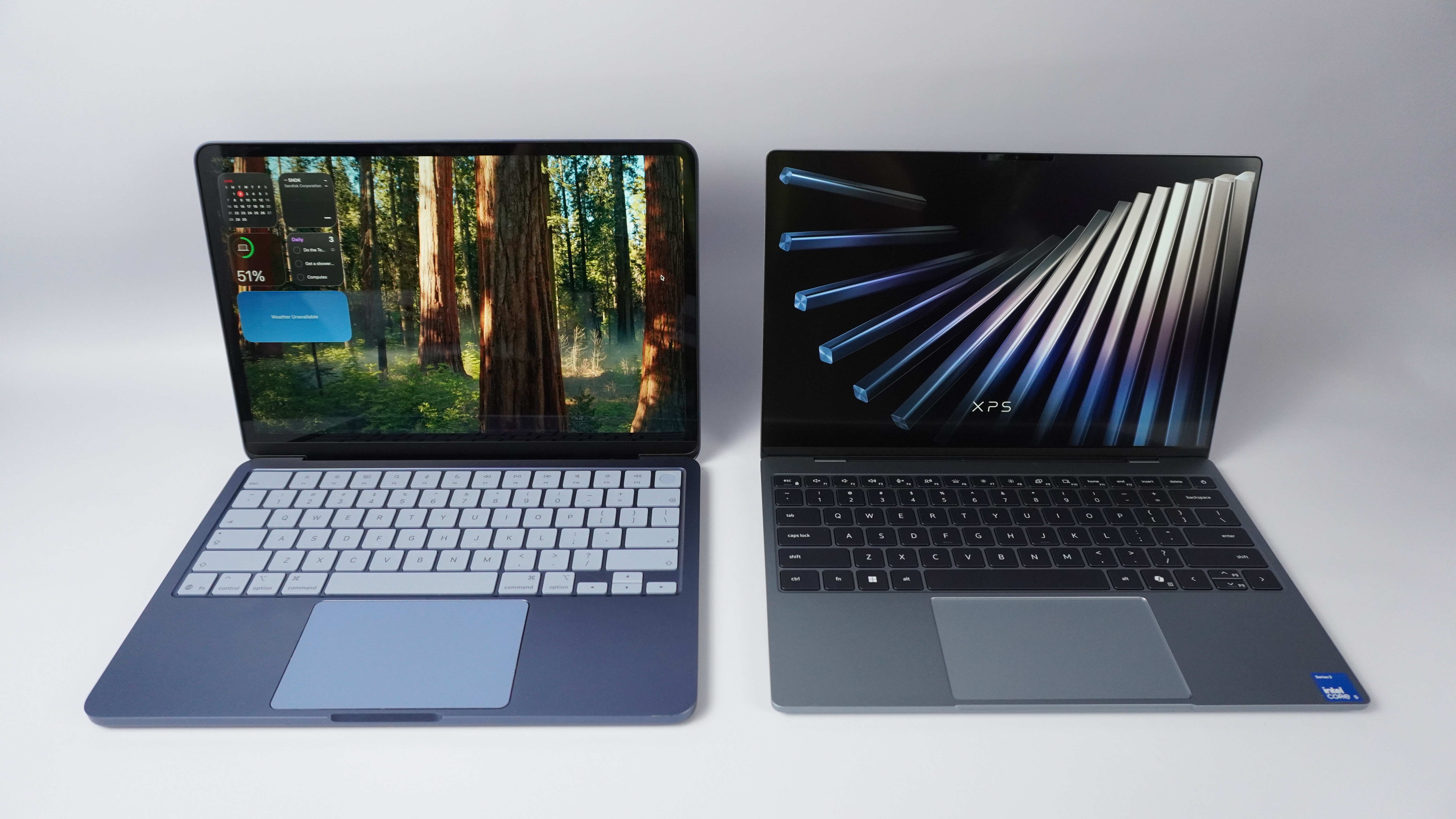 Dell XPS 13 à côté du MacBook Neo