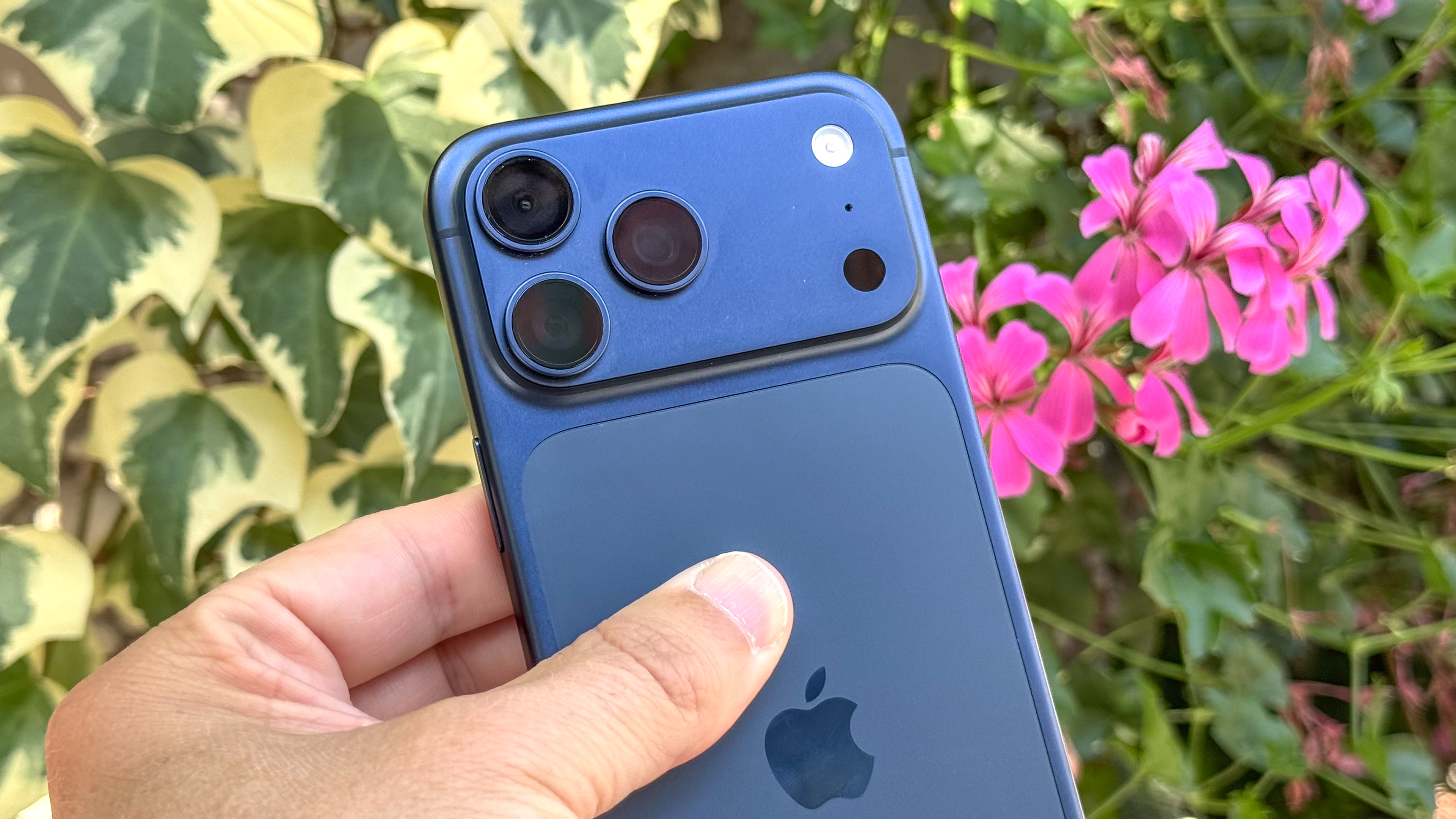 iPhone 17 Pro Max présenté en main