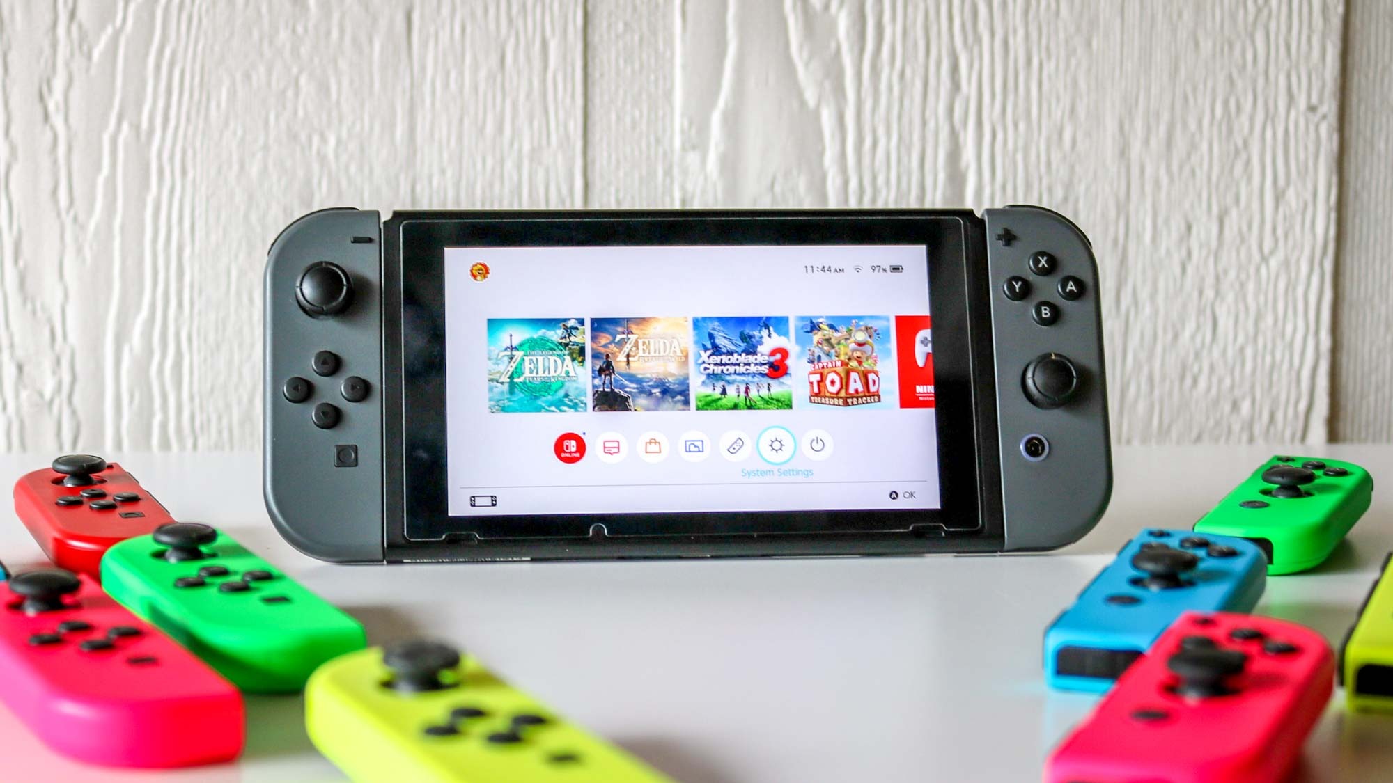 La Nintendo Switch à côté d'un tas de Joy-Cons