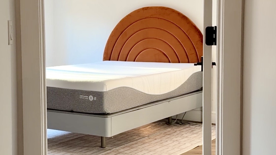 Lit intelligent Sleep Number i8 dans la chambre avec base réglable