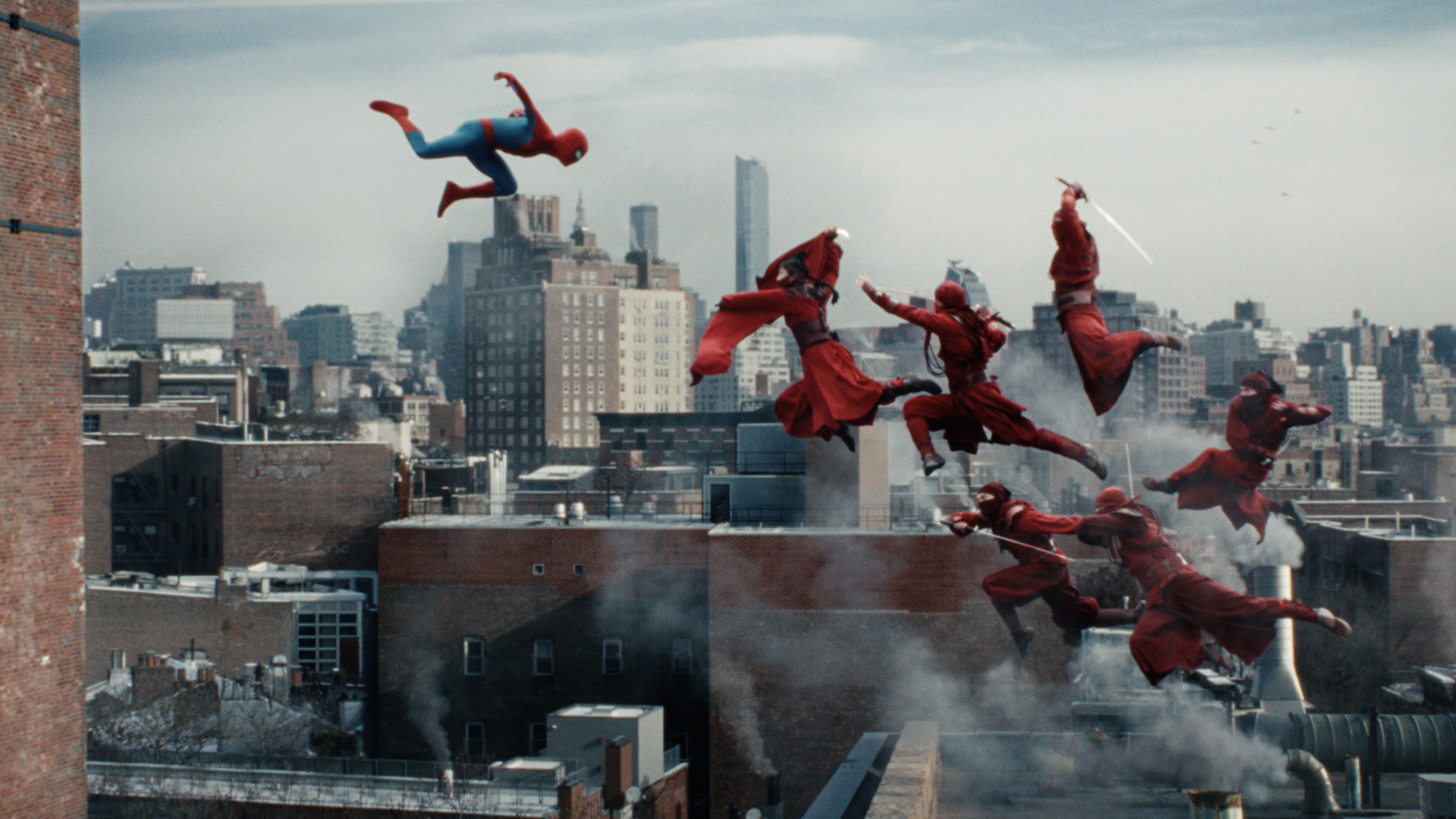 Spider-Man (Tom Holland) dans une bataille aérienne avec plusieurs ennemis dans