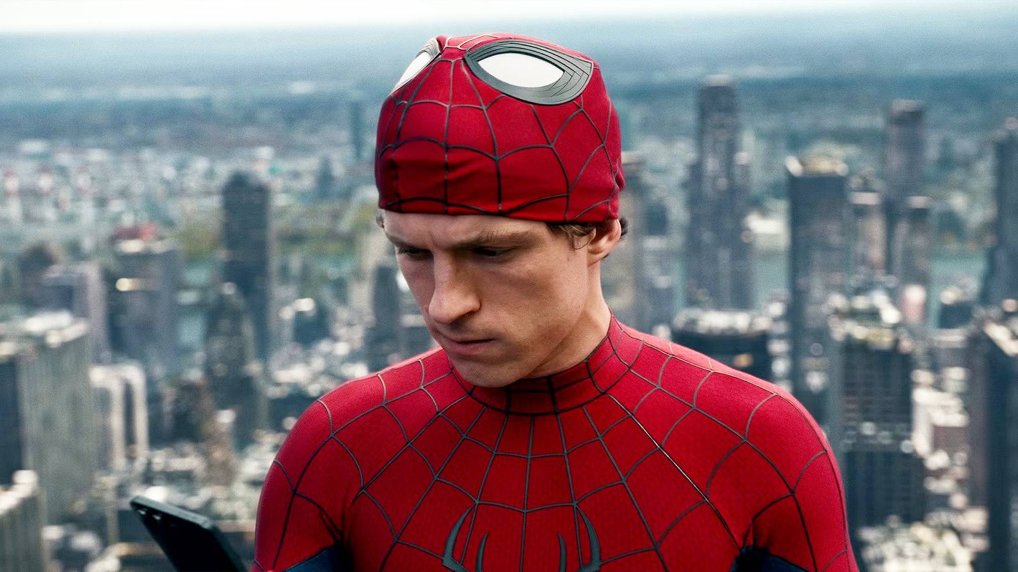 Tom Holland dans le rôle de Peter Parker / Spider-Man dans