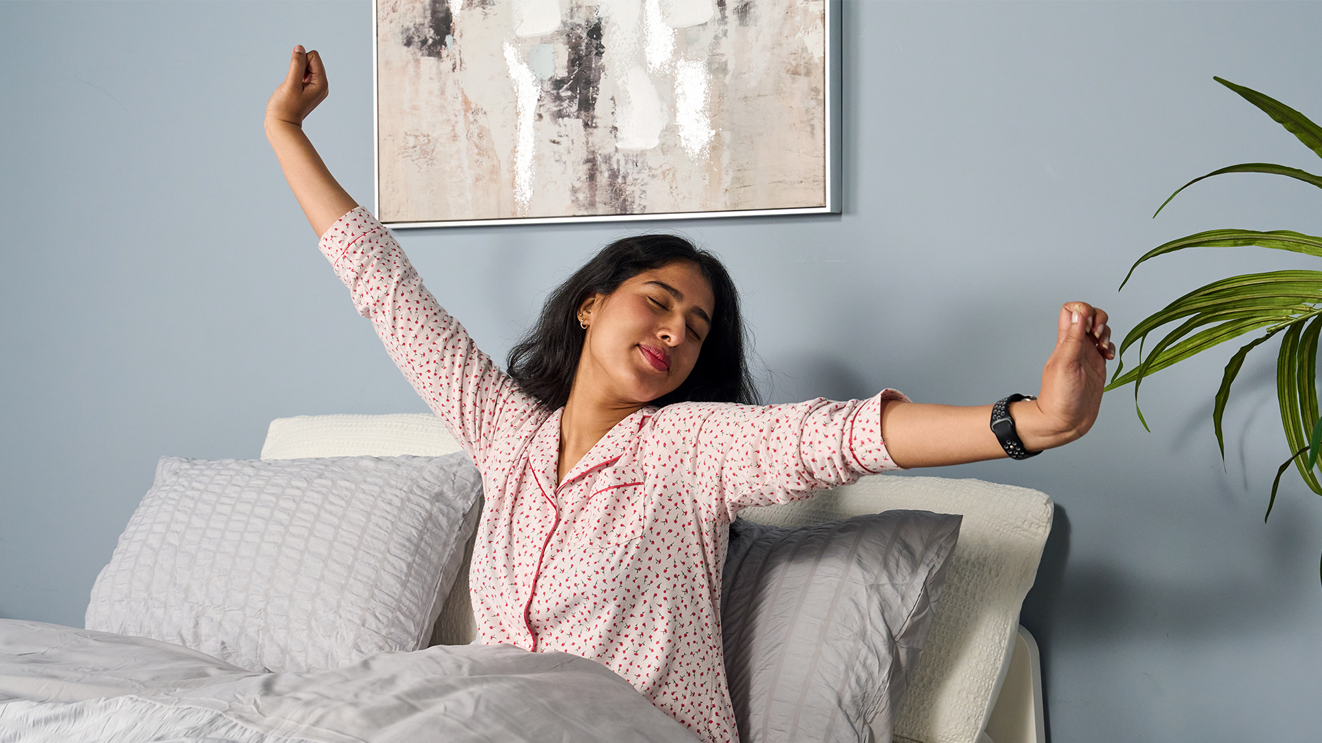 La testeuse du sommeil Becky George se réveille dans son lit et s'étire après une bonne nuit de sommeil