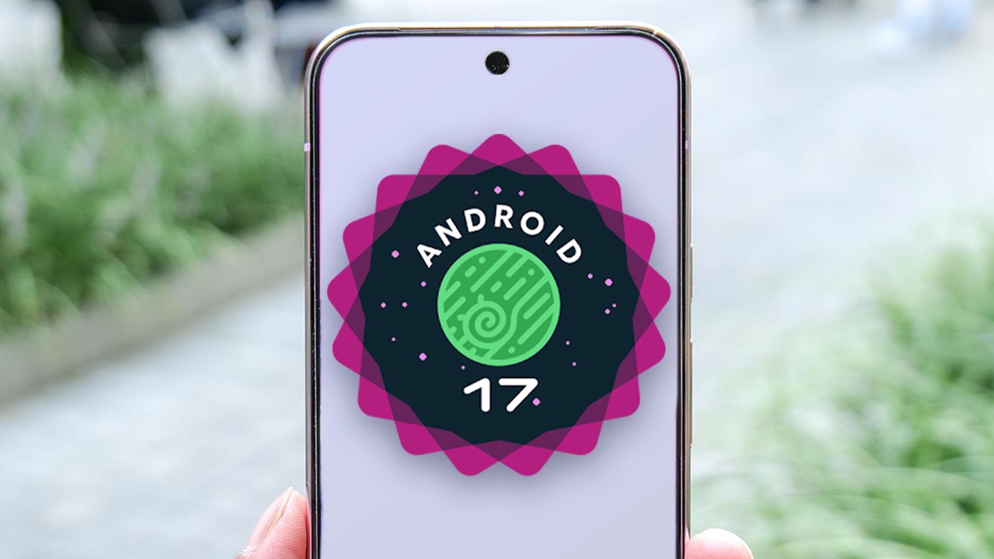 Badge Android 17 superposé sur un téléphone Google Pixel