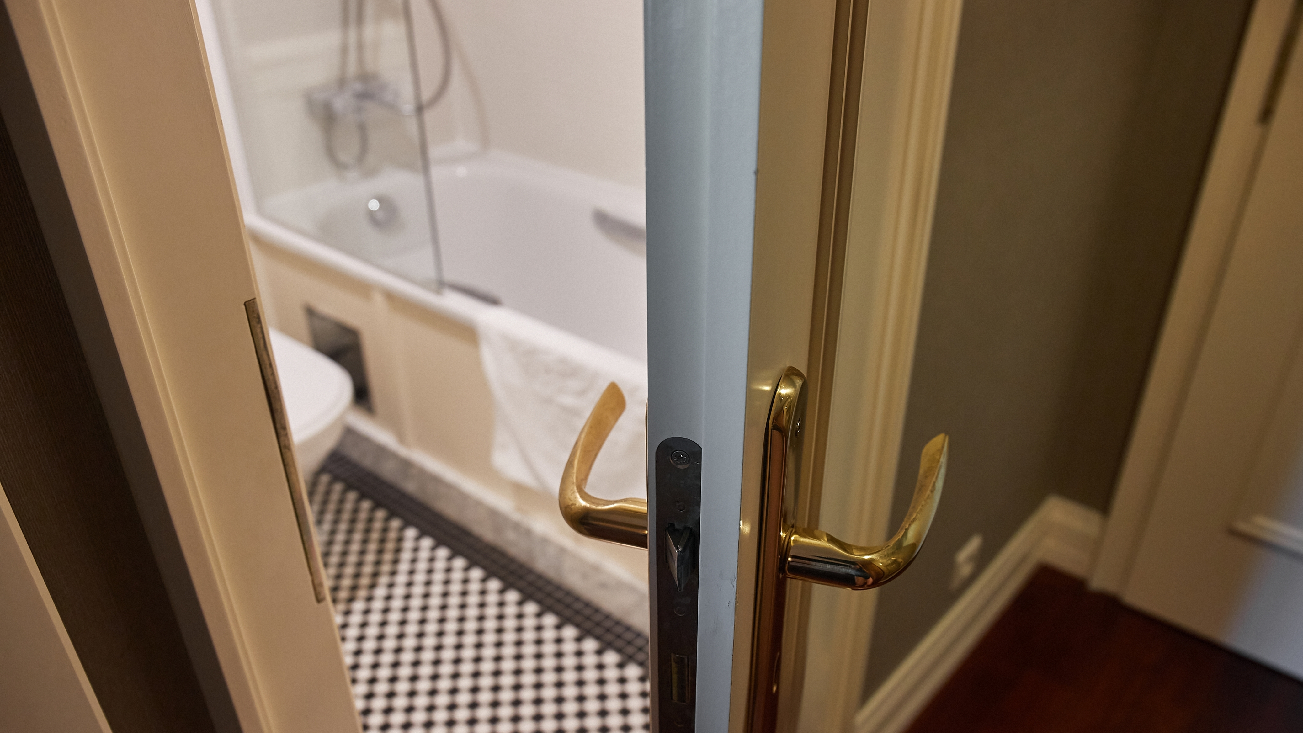 Porte de salle de bain ouverte