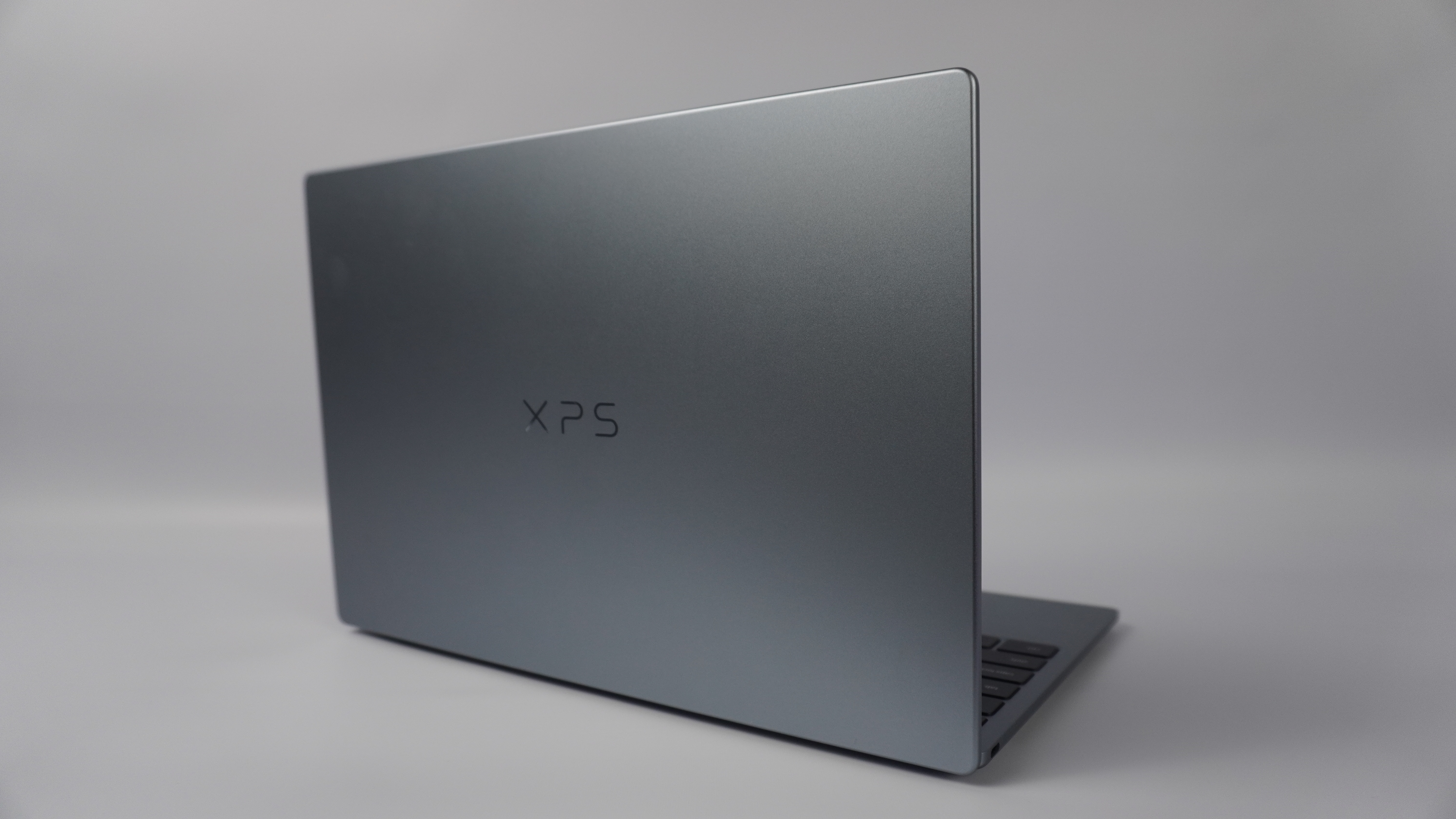 Le Dell XPS 13 (2026) vu de dos avec son couvercle ouvert