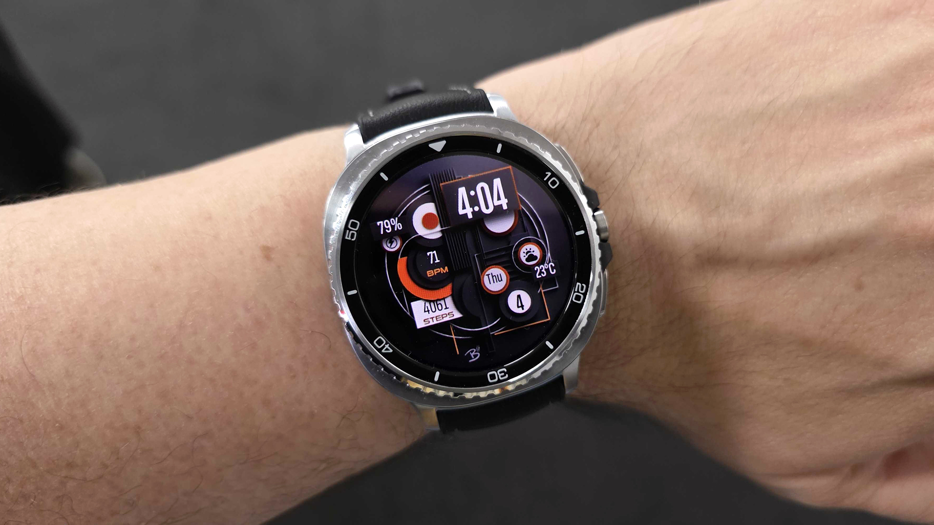 Samsung Galaxy Watch 8 Classic affichant la « complication » du BPM sur son cadran de montre
