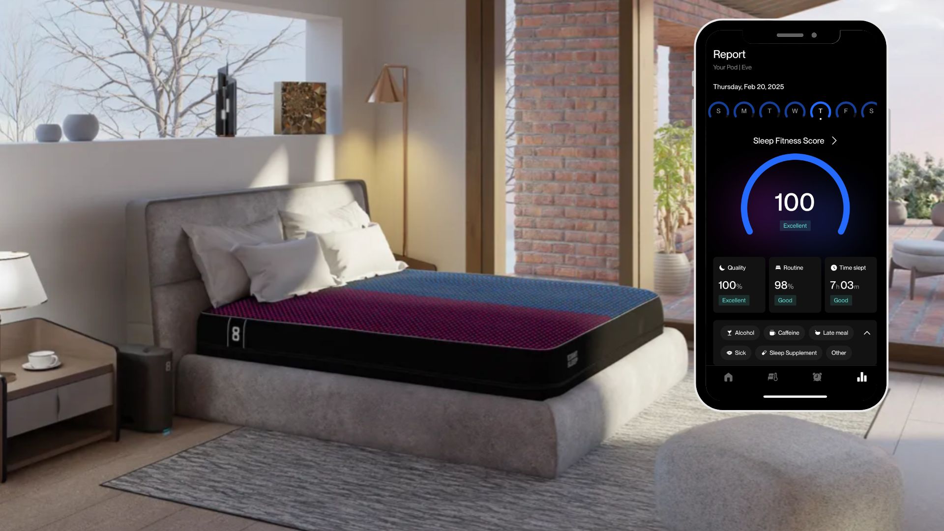 Housse de matelas Eight Sleep Pod 4 avec double contrôle de température (indiqué par un côté du lit rouge et l'autre bleu) dans une chambre avec des baies vitrées et une icône de téléphone affichant un rapport de sommeil avec un score de sommeil de 100
