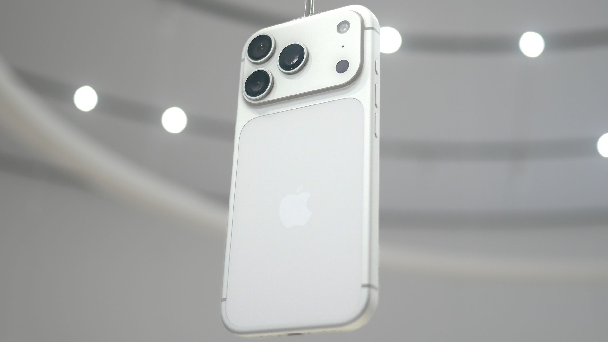 iPhone 18 Pro Max à 1 299 $ ?! Un analyste prédit désormais une hausse de prix de 200 $ pour le prochain téléphone phare d'Apple image-36835