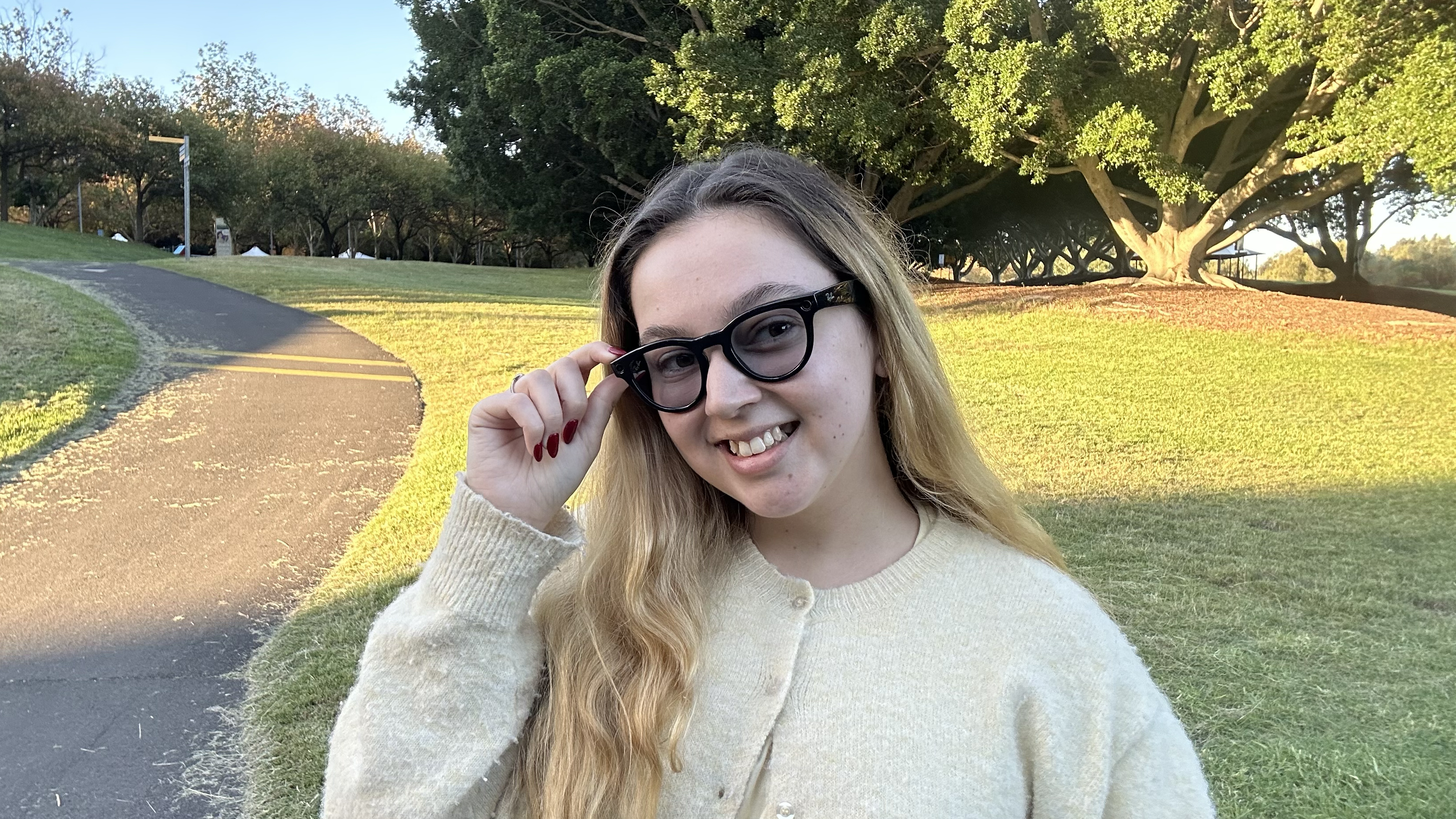 Une femme (Lucy Scotting) portant des lunettes Meta Ray Ban