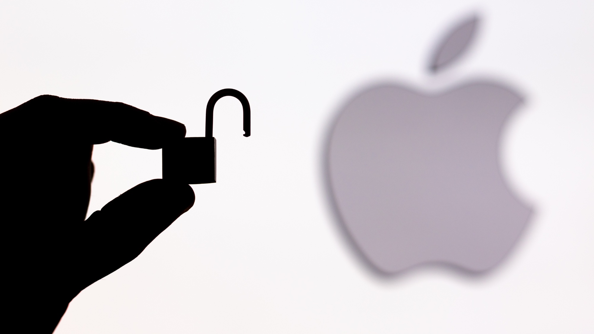 cadenas ouvert devant le logo Apple