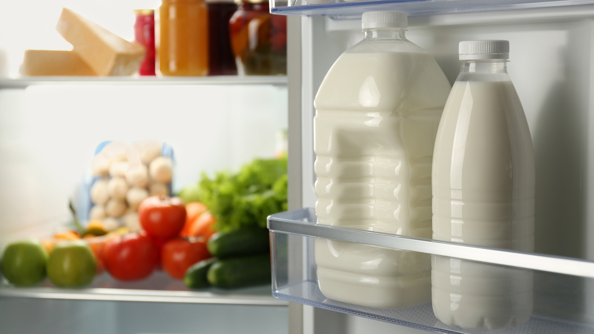 Lait dans la porte du frigo