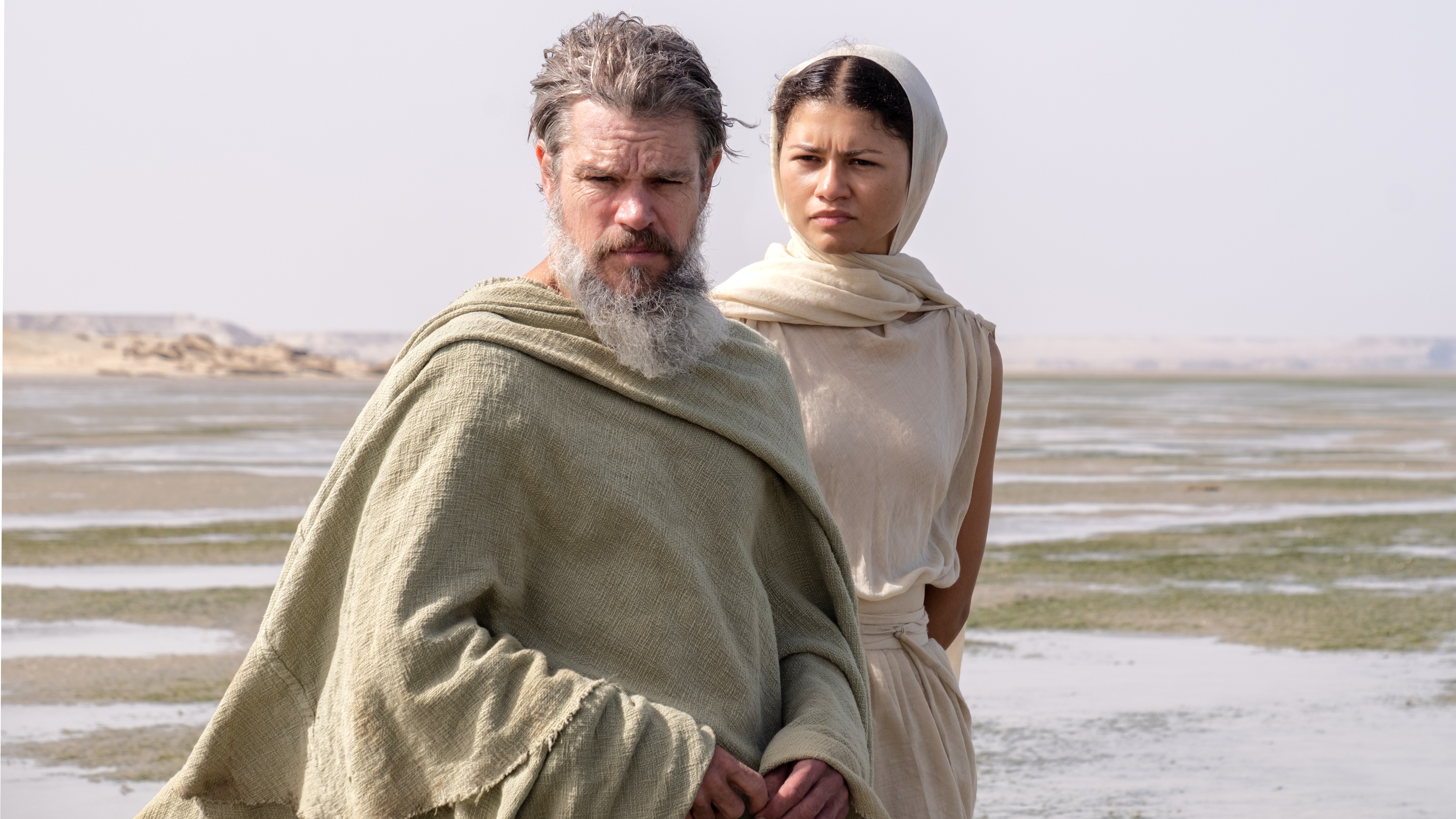 (De gauche à droite) Matt Damon dans le rôle d'Ulysse et Zendaya dans le rôle d'Athéna dans
