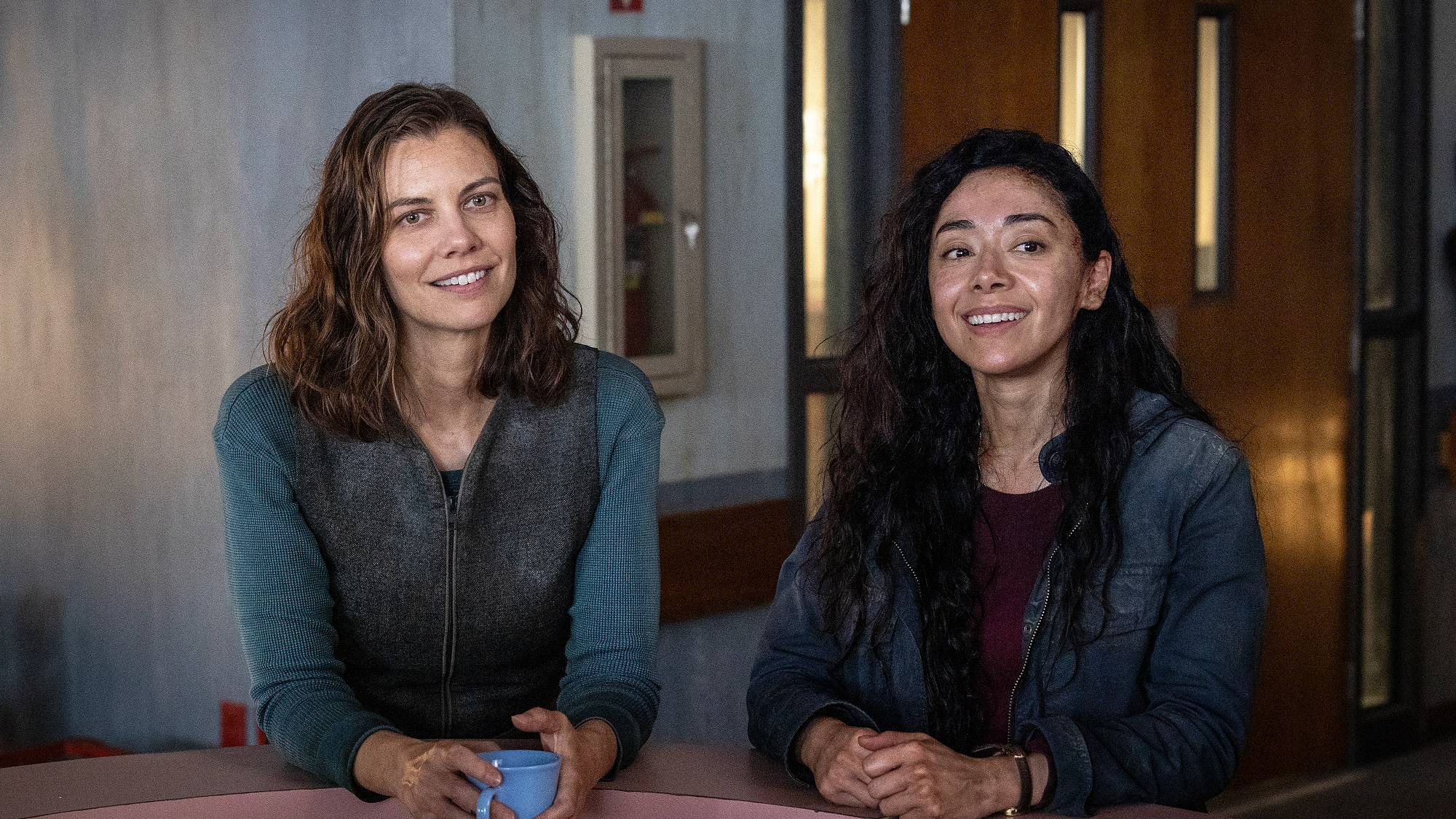 Lauren Cohan dans le rôle de Maggie et Aimee Garcia dans le rôle de Renata dans