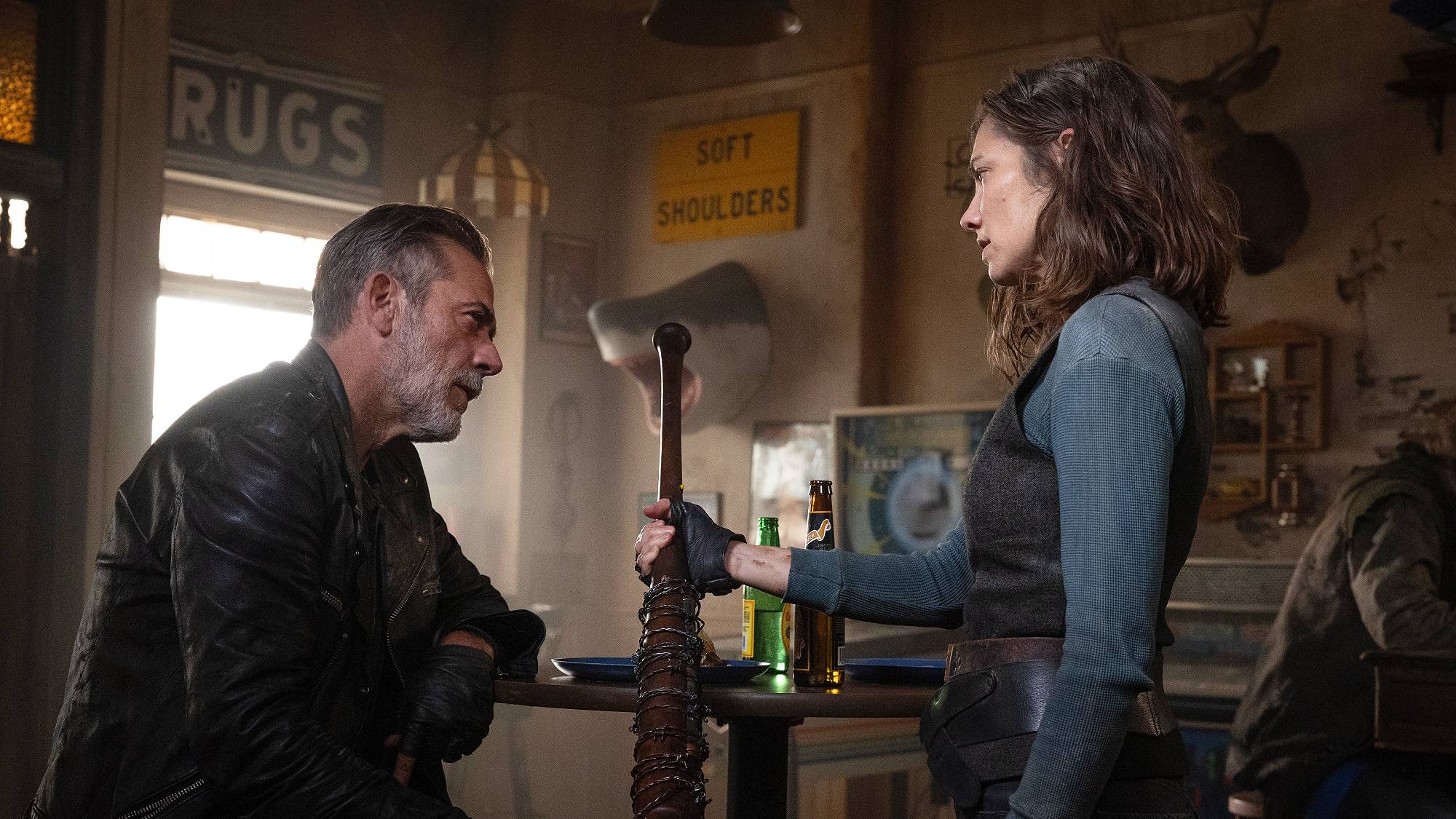 Jeffrey Dean Morgan dans le rôle de Negan et Lauren Cohan dans le rôle de Maggie dans