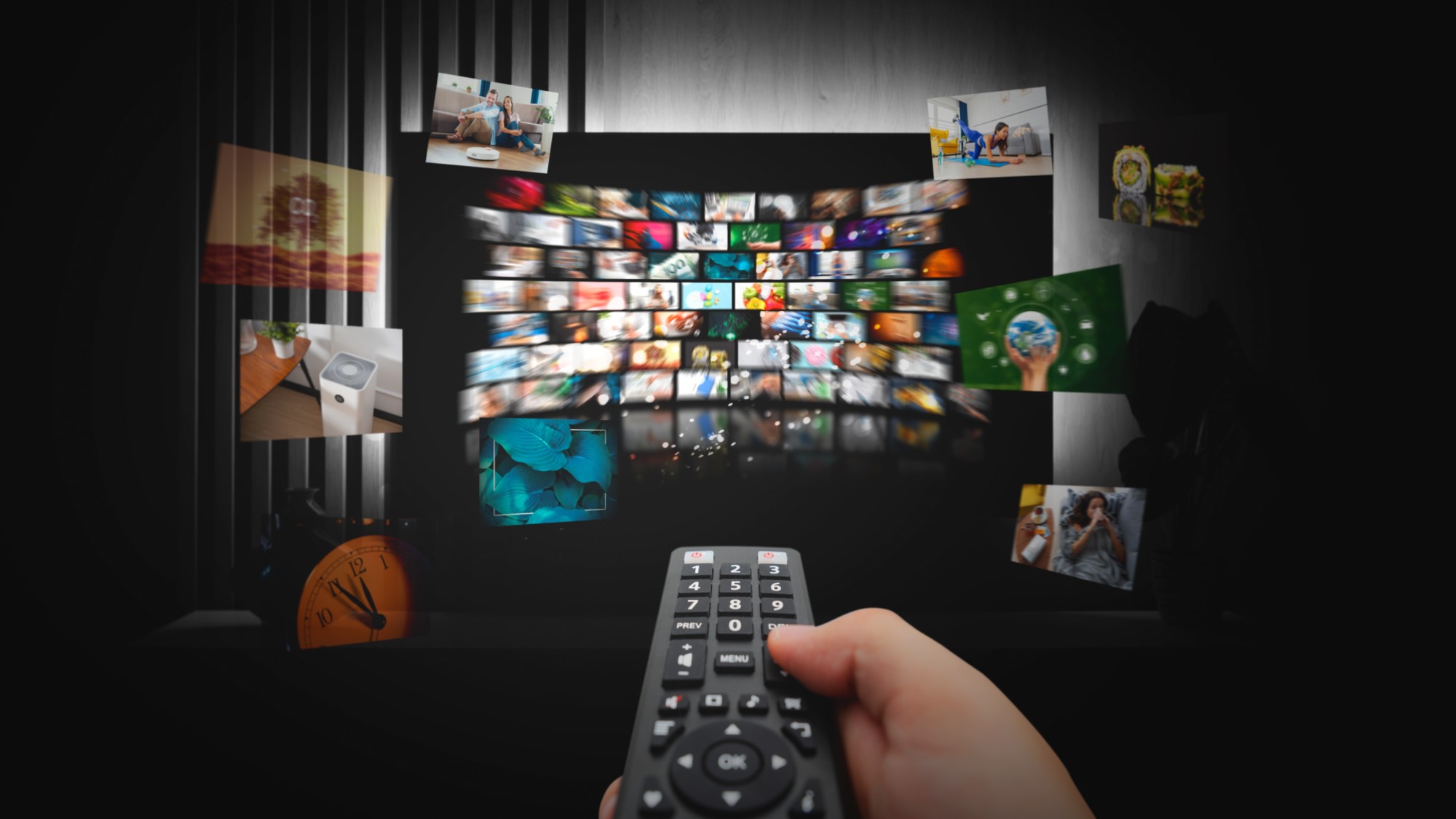 regarder la télévision avec la télécommande à la main