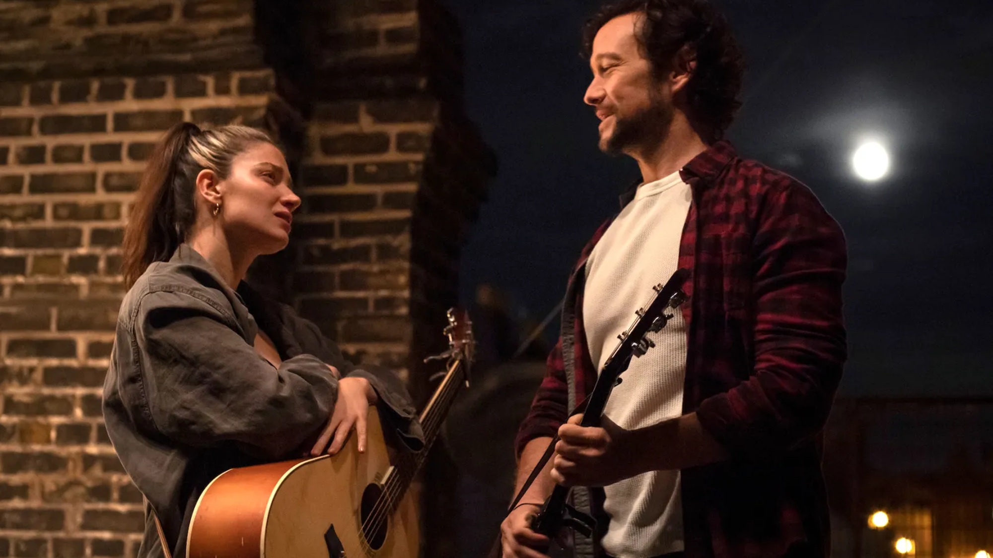 Eve Hewson et Joseph Gordon-Levitt dans Flora and Son