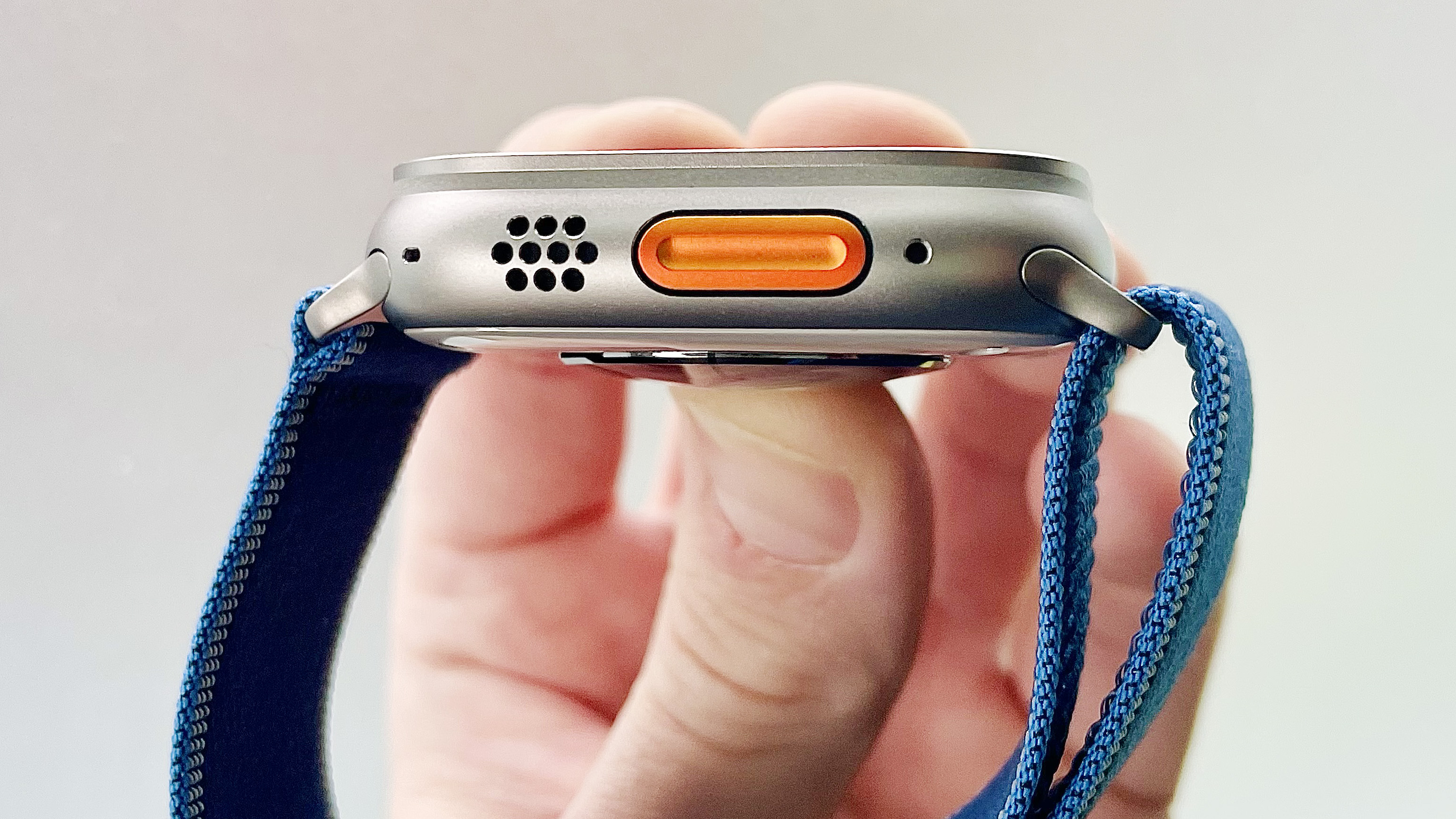 Gros plan de l'Apple Watch Ultra 3 en argent