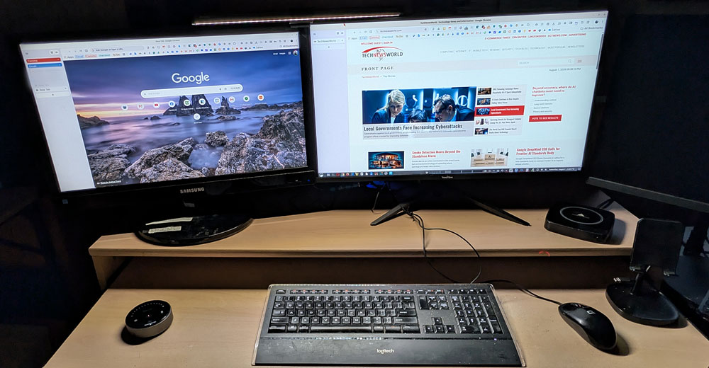 Barre lumineuse de moniteur Quntis Glow couvrant une configuration à deux moniteurs.