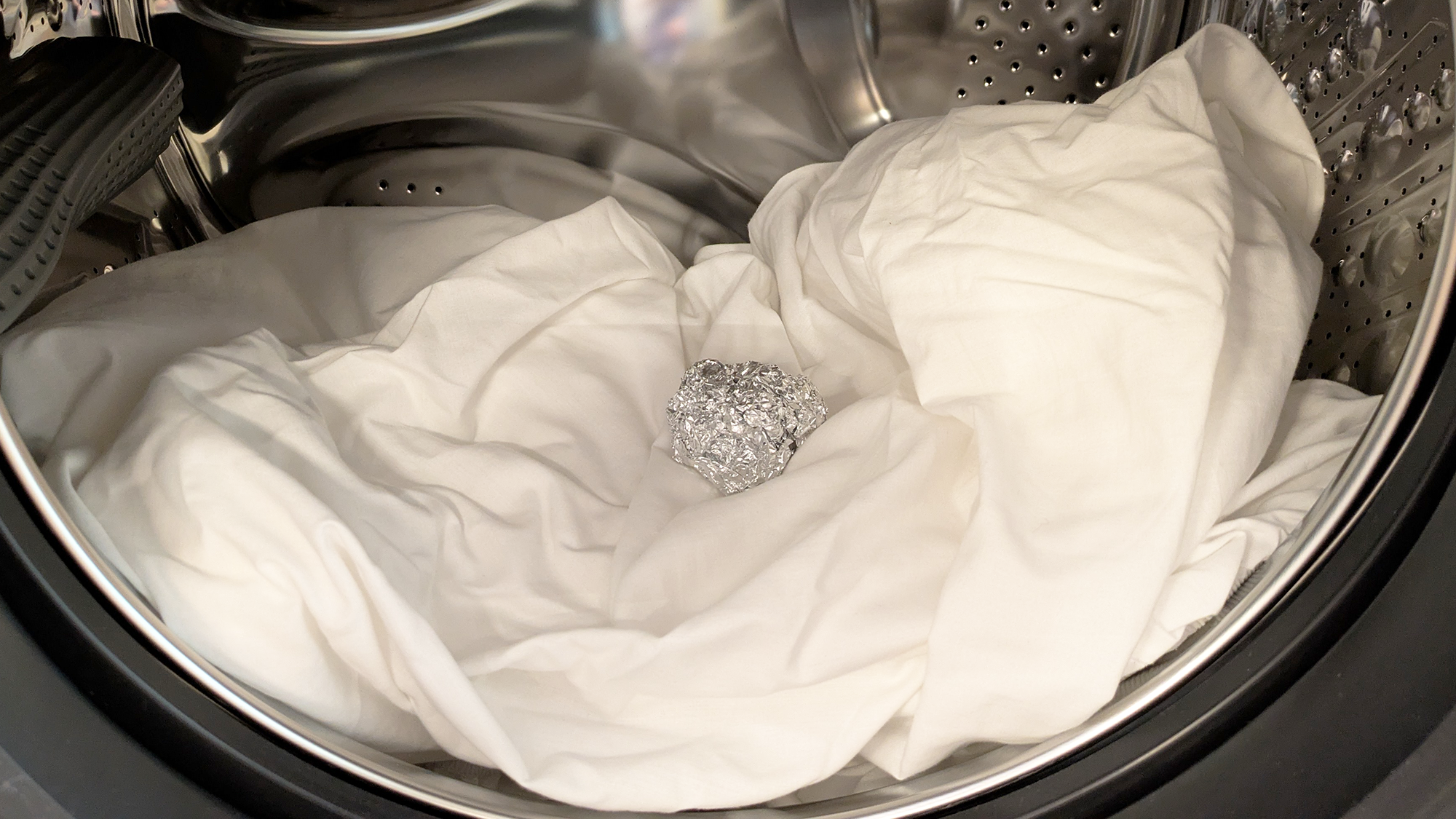 Boule de papier d'aluminium dans la machine à laver