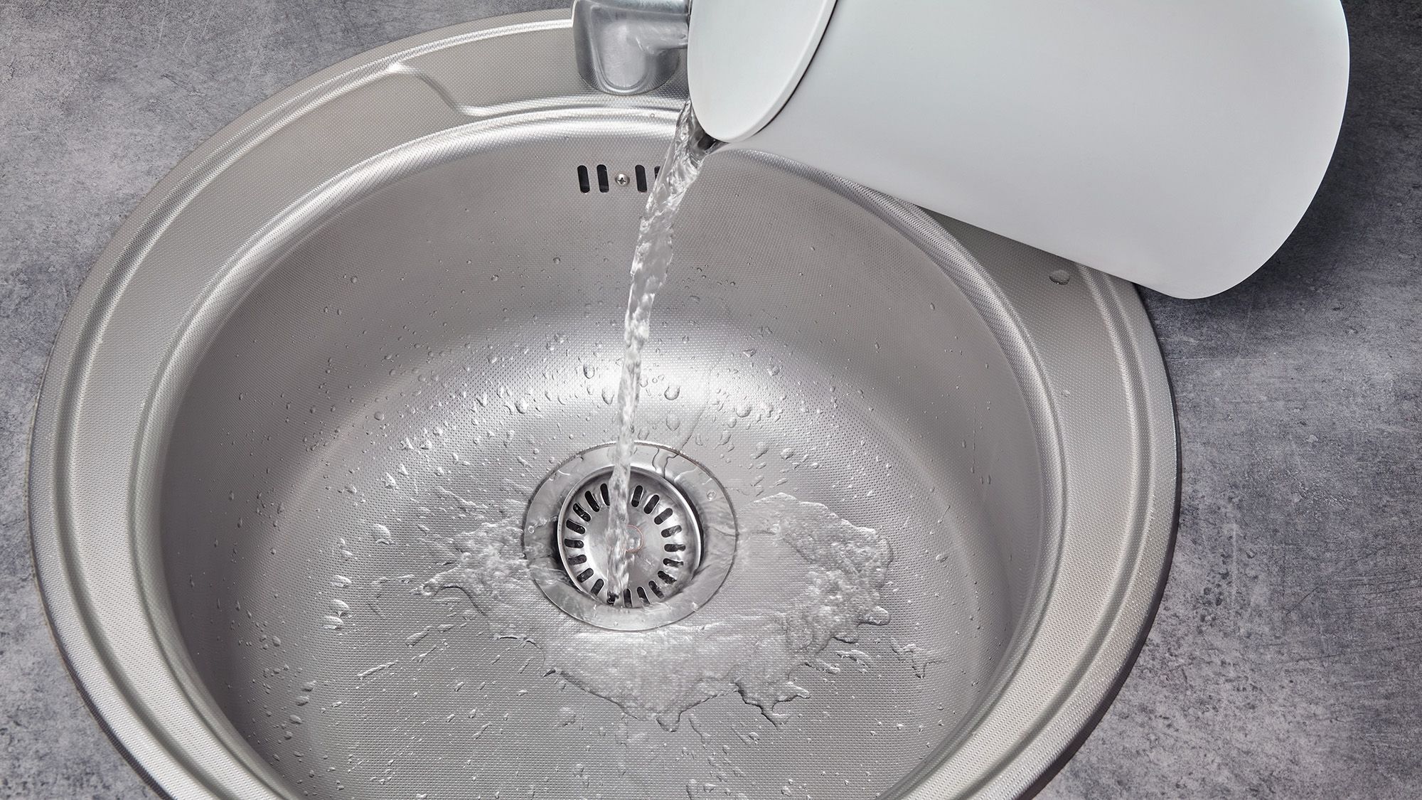 Un expert met en garde contre le fait de verser de l’eau bouillante dans les éviers – voici pourquoi image-37397
