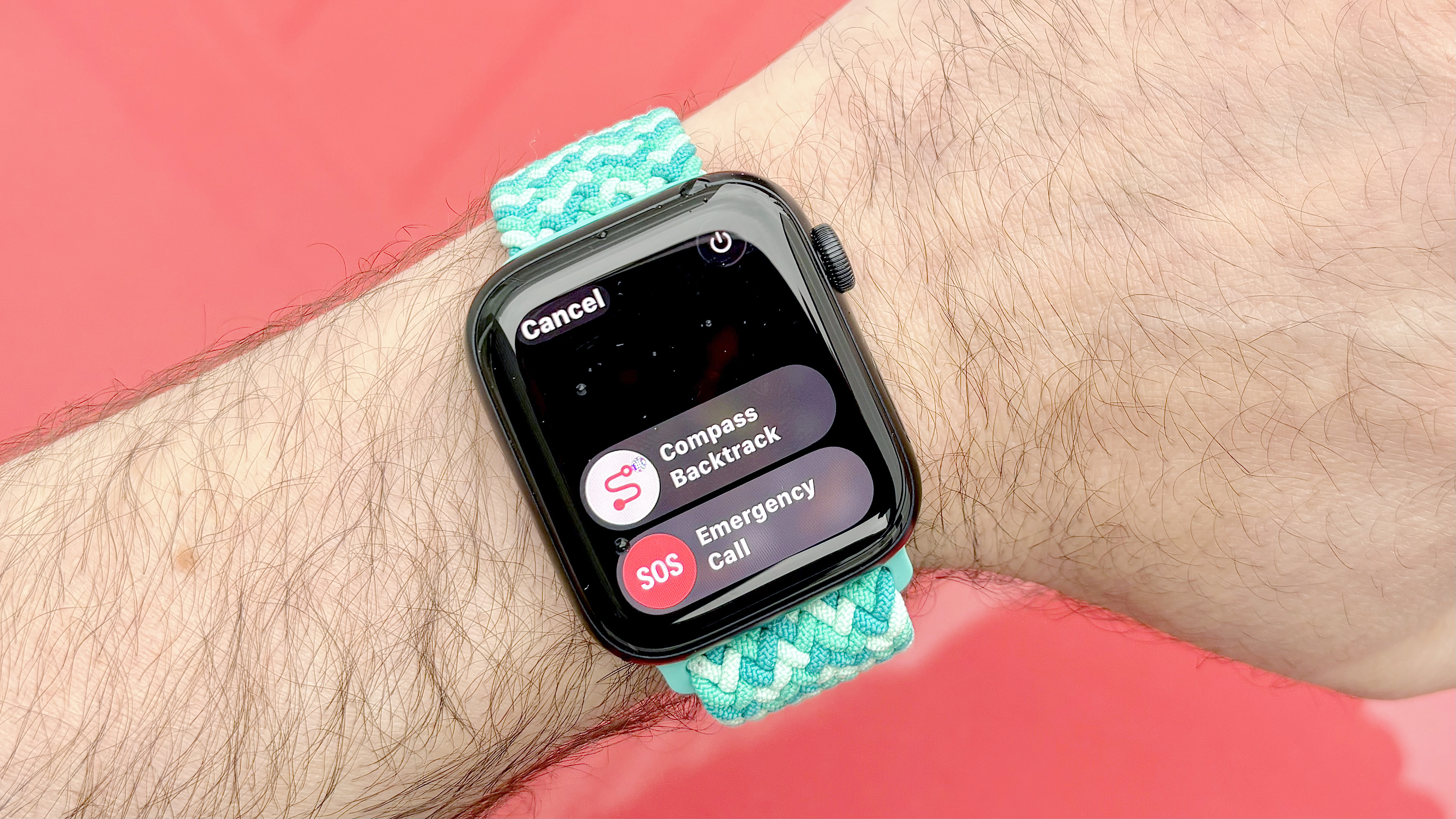 Gros plan de l'Apple Watch SE 3 sur un bracelet turquoise
