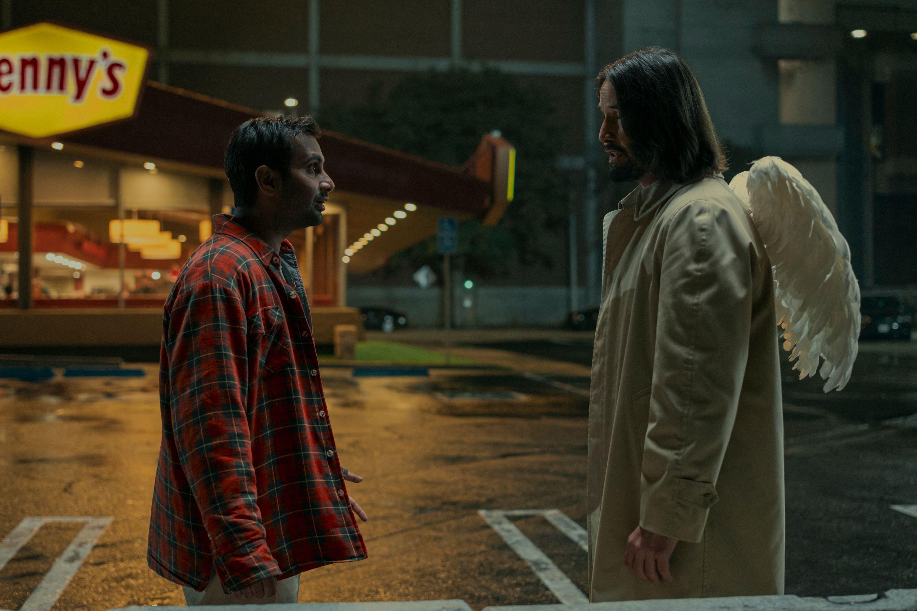 (De gauche à droite) Aziz Ansari dans le rôle d'Arj et Keanu Reeves dans le rôle de l'ange Gabriel dans Good Fortune, désormais diffusé sur Prime Video
