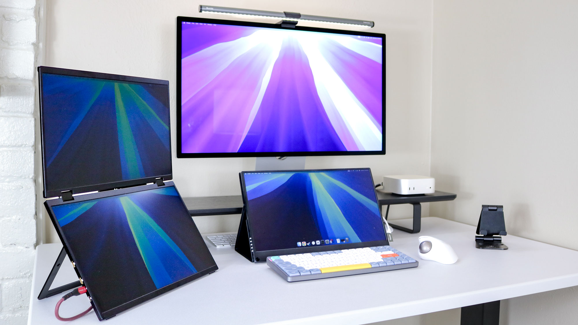 Une configuration à trois moniteurs alimentée par le Mac mini M4