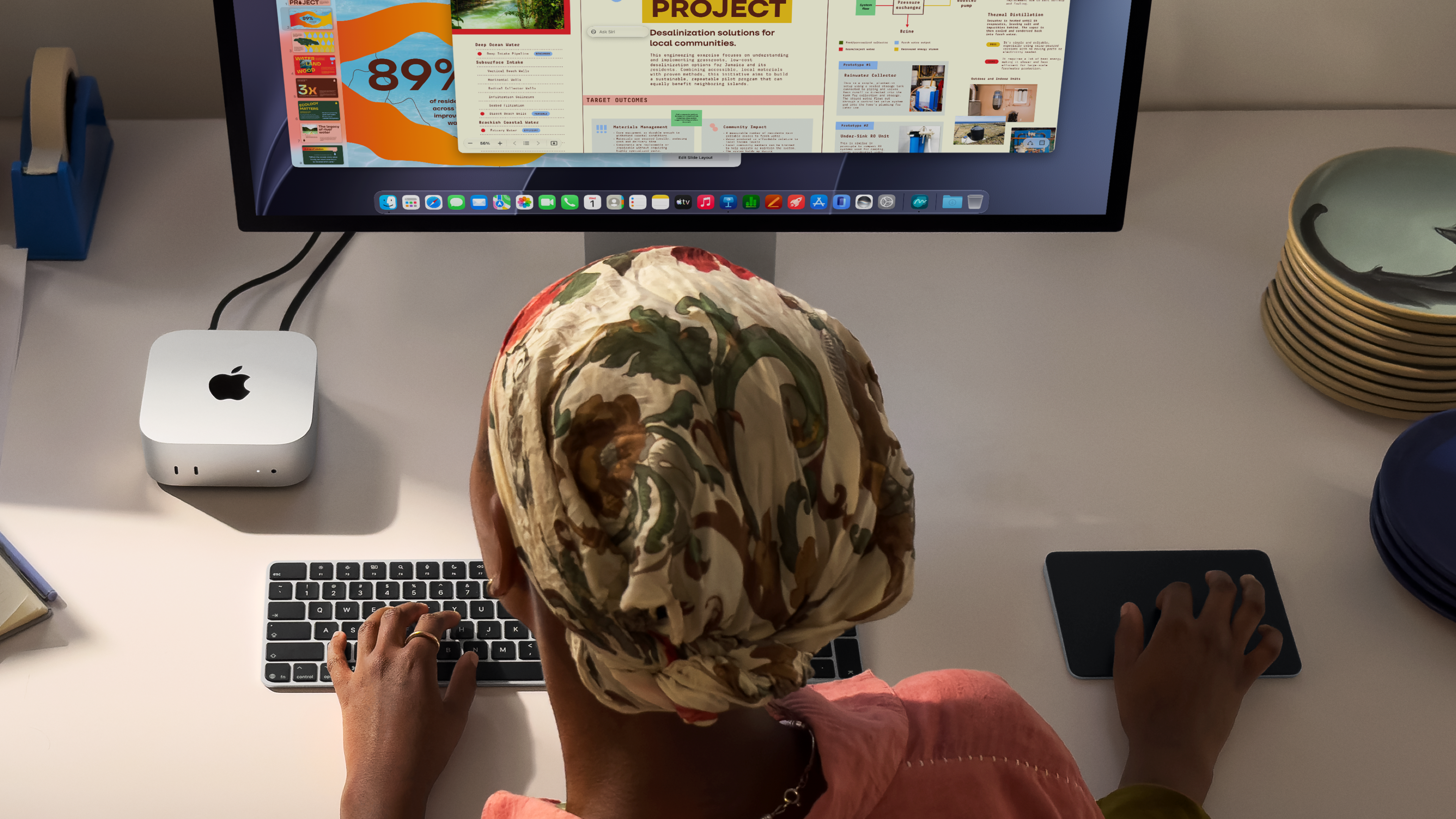 Une femme travaillant sur un Mac mini avec un M6 connecté à un Studio Display
