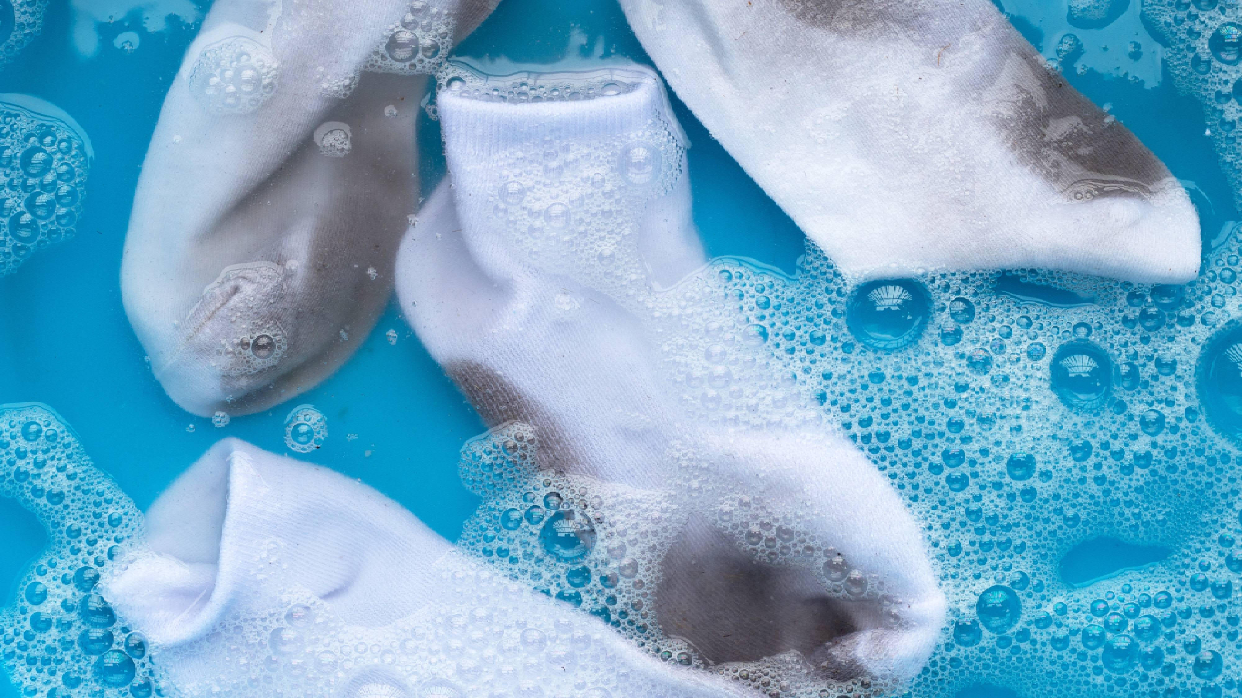 Chaussettes blanches décolorées prétraitées