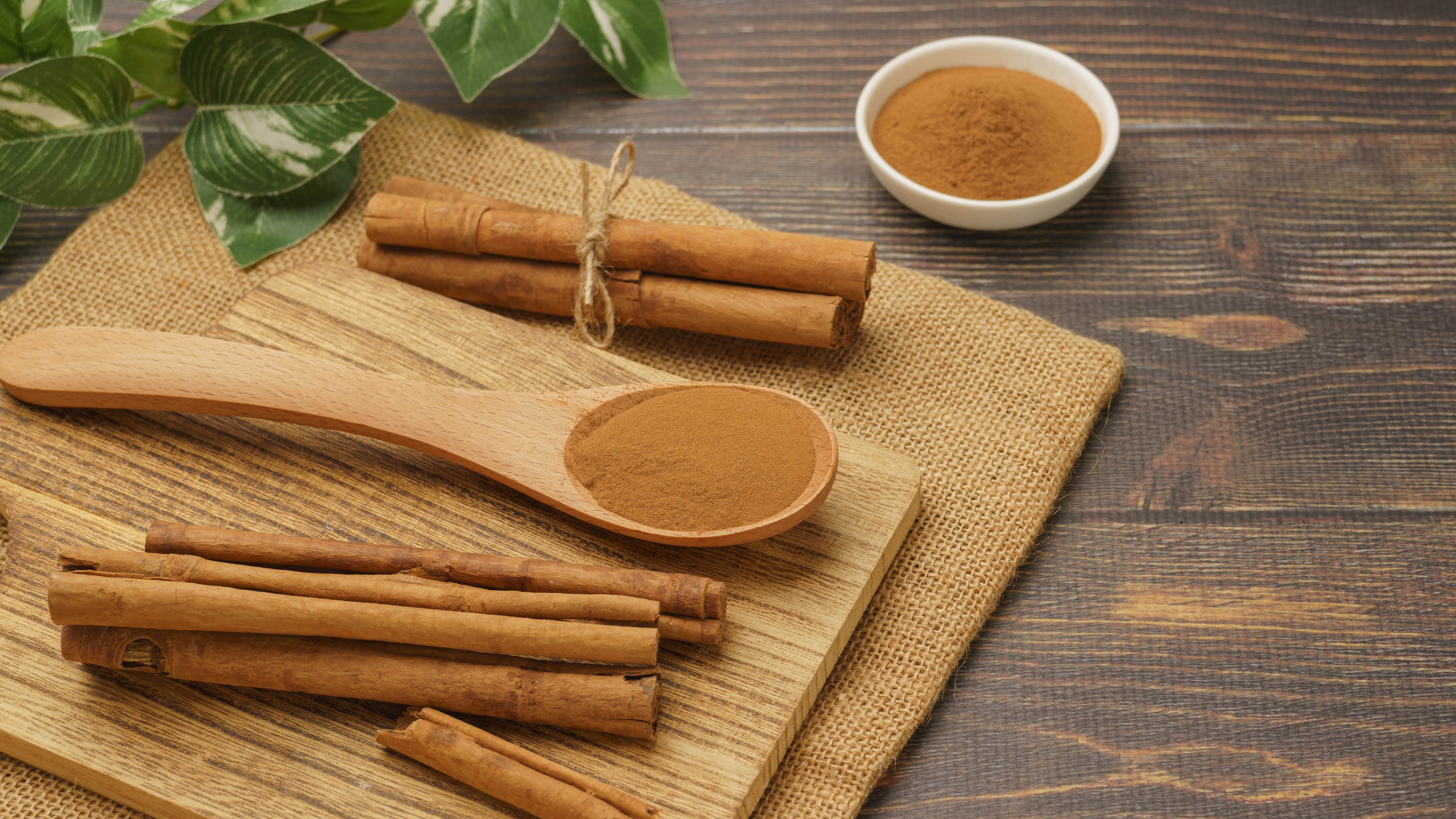 Cannelle sur planche de bois