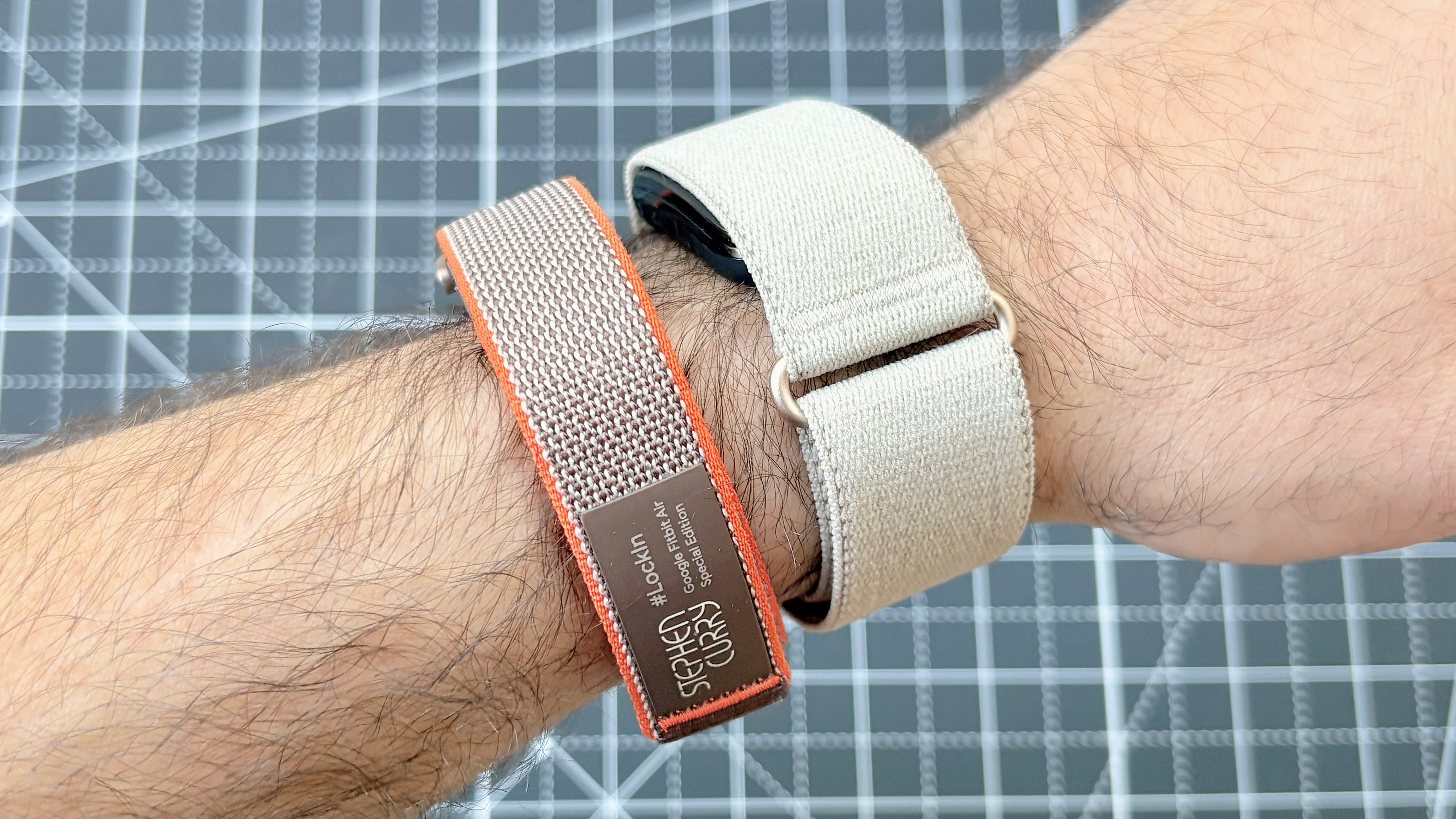 Gros plan sur le tracker d'activité sans écran Garmin Cirqa