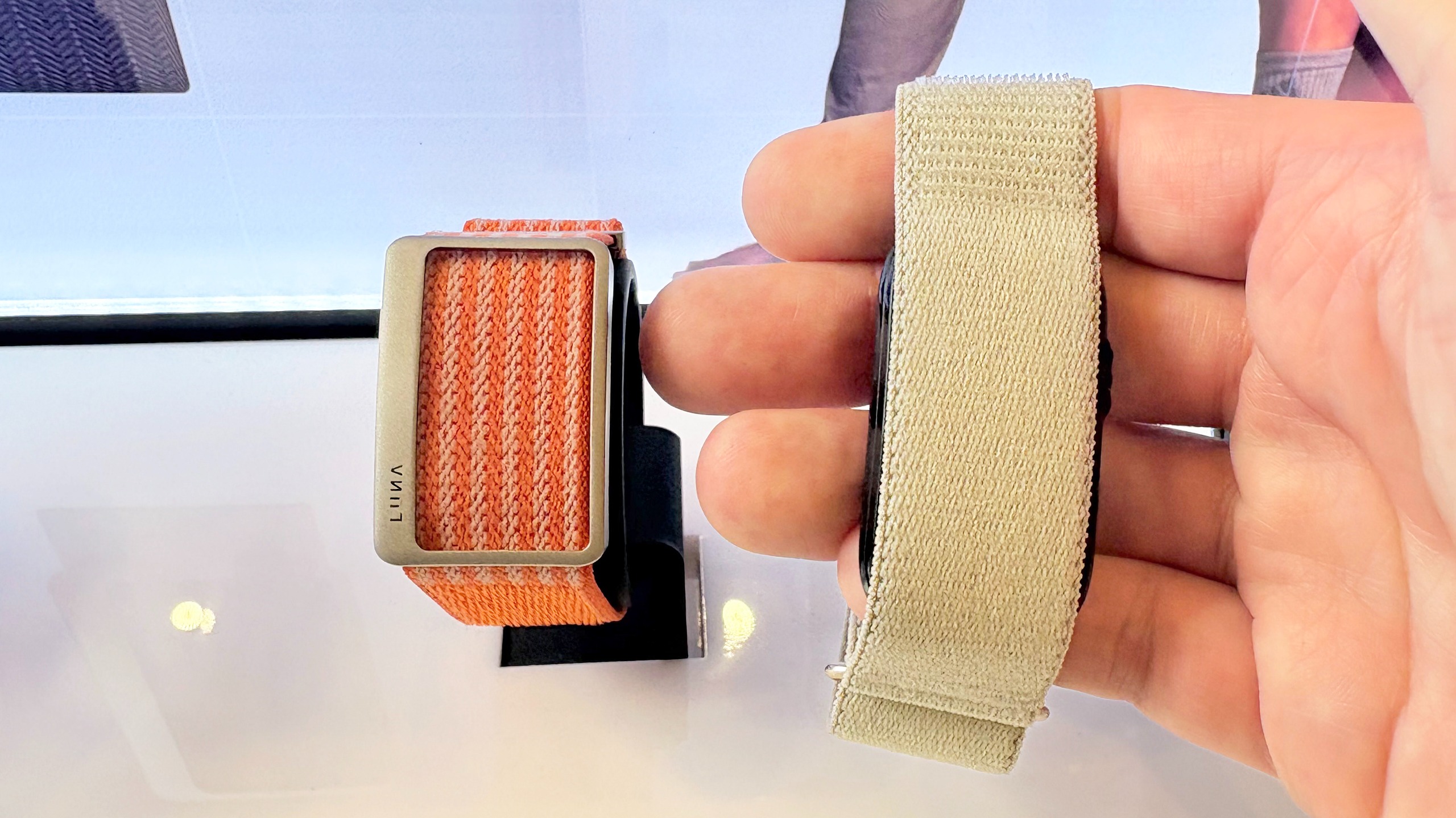 Gros plan sur le tracker sans écran Garmin Cirqa à côté du Luna Band à l'IFA 2026 à Berlin